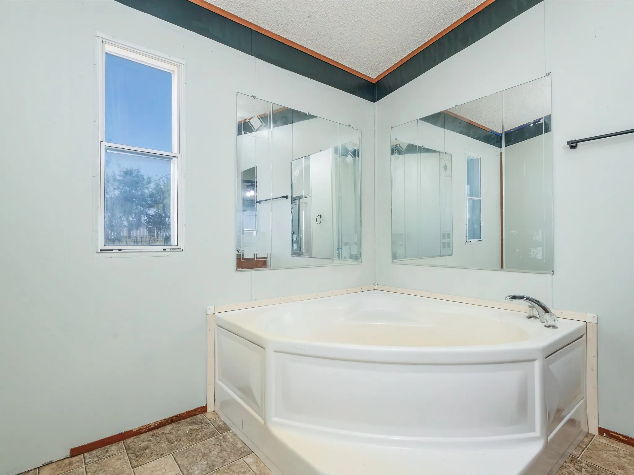 Mobile Home For Sale in Erath County , 1727 Wildhorse Lane, Stephenville, Texas 76401, 3 Bedroom, 2 Bathroom, Garage spaces, 1,512 Sqft, built in 2006, mls#21393226, Real Estate Agent in Stephenville, Homes For Sale in Erath county, Homes For Sale in Stephenville, Realtor in Stephenville Texas, Real Estate Brokerage Independent Realty Texas, Luminita Cordes Realtor