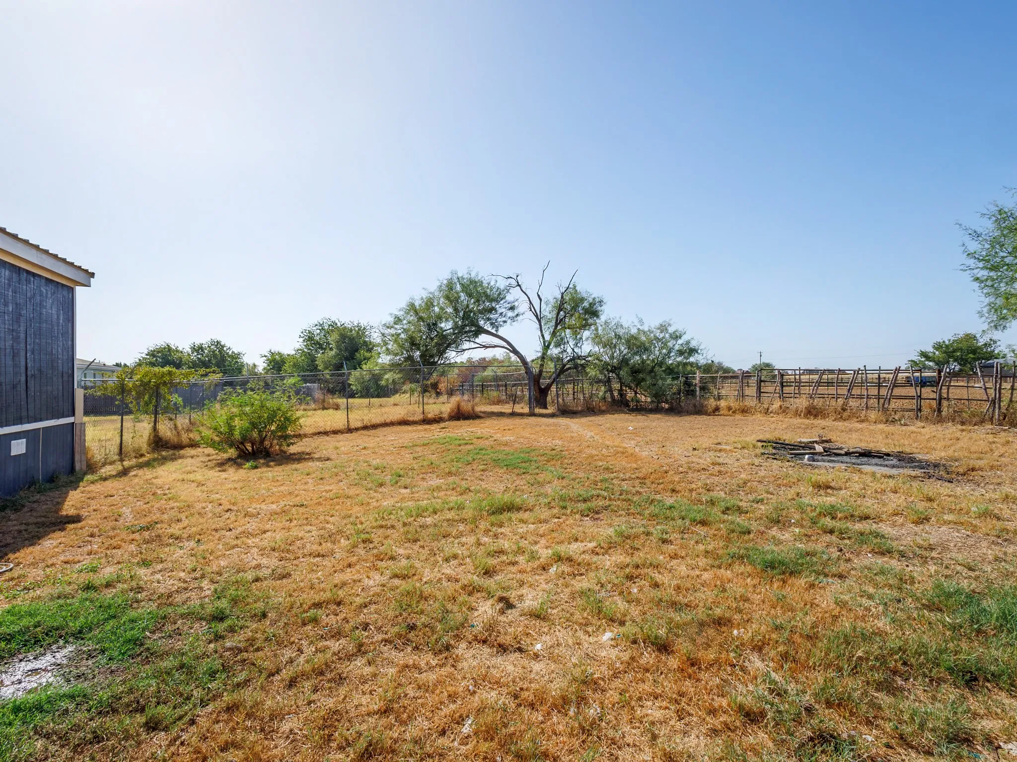 Mobile Home For Sale in Erath County , 1727 Wildhorse Lane, Stephenville, Texas 76401, 3 Bedroom, 2 Bathroom, Garage spaces, 1,512 Sqft, built in 2006, mls#21393226, Real Estate Agent in Stephenville, Homes For Sale in Erath county, Homes For Sale in Stephenville, Realtor in Stephenville Texas, Real Estate Brokerage Independent Realty Texas, Luminita Cordes Realtor