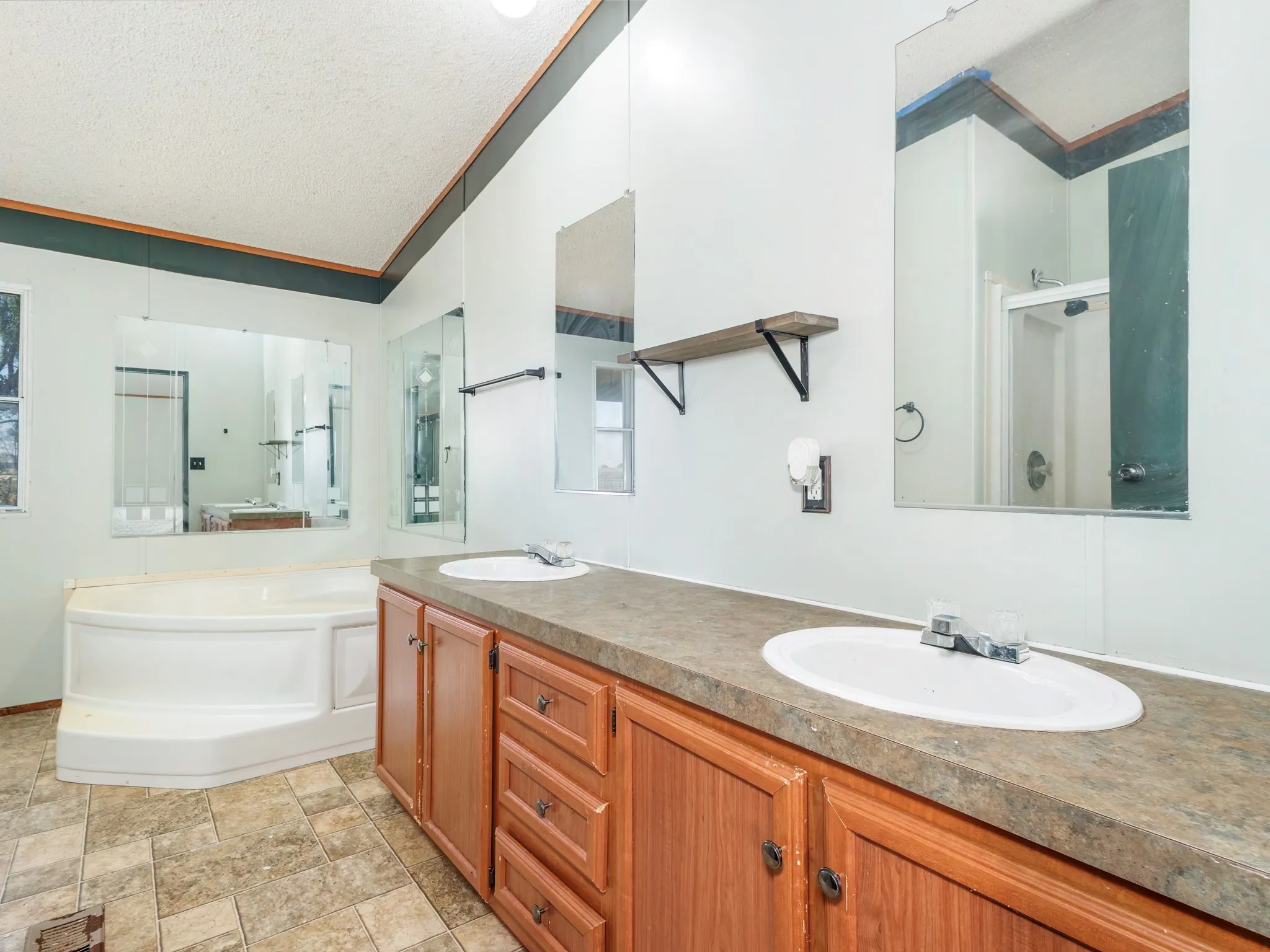 Mobile Home For Sale in Erath County , 1727 Wildhorse Lane, Stephenville, Texas 76401, 3 Bedroom, 2 Bathroom, Garage spaces, 1,512 Sqft, built in 2006, mls#21393226, Real Estate Agent in Stephenville, Homes For Sale in Erath county, Homes For Sale in Stephenville, Realtor in Stephenville Texas, Real Estate Brokerage Independent Realty Texas, Luminita Cordes Realtor