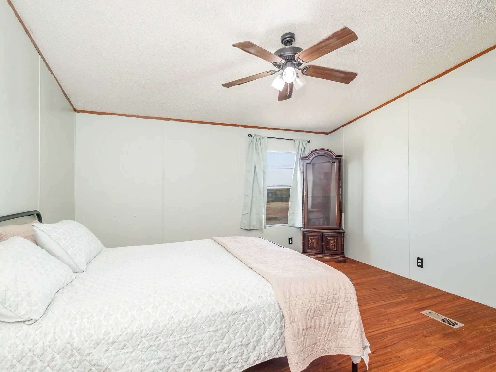 Mobile Home For Sale in Erath County , 1727 Wildhorse Lane, Stephenville, Texas 76401, 3 Bedroom, 2 Bathroom, Garage spaces, 1,512 Sqft, built in 2006, mls#21393226, Real Estate Agent in Stephenville, Homes For Sale in Erath county, Homes For Sale in Stephenville, Realtor in Stephenville Texas, Real Estate Brokerage Independent Realty Texas, Luminita Cordes Realtor