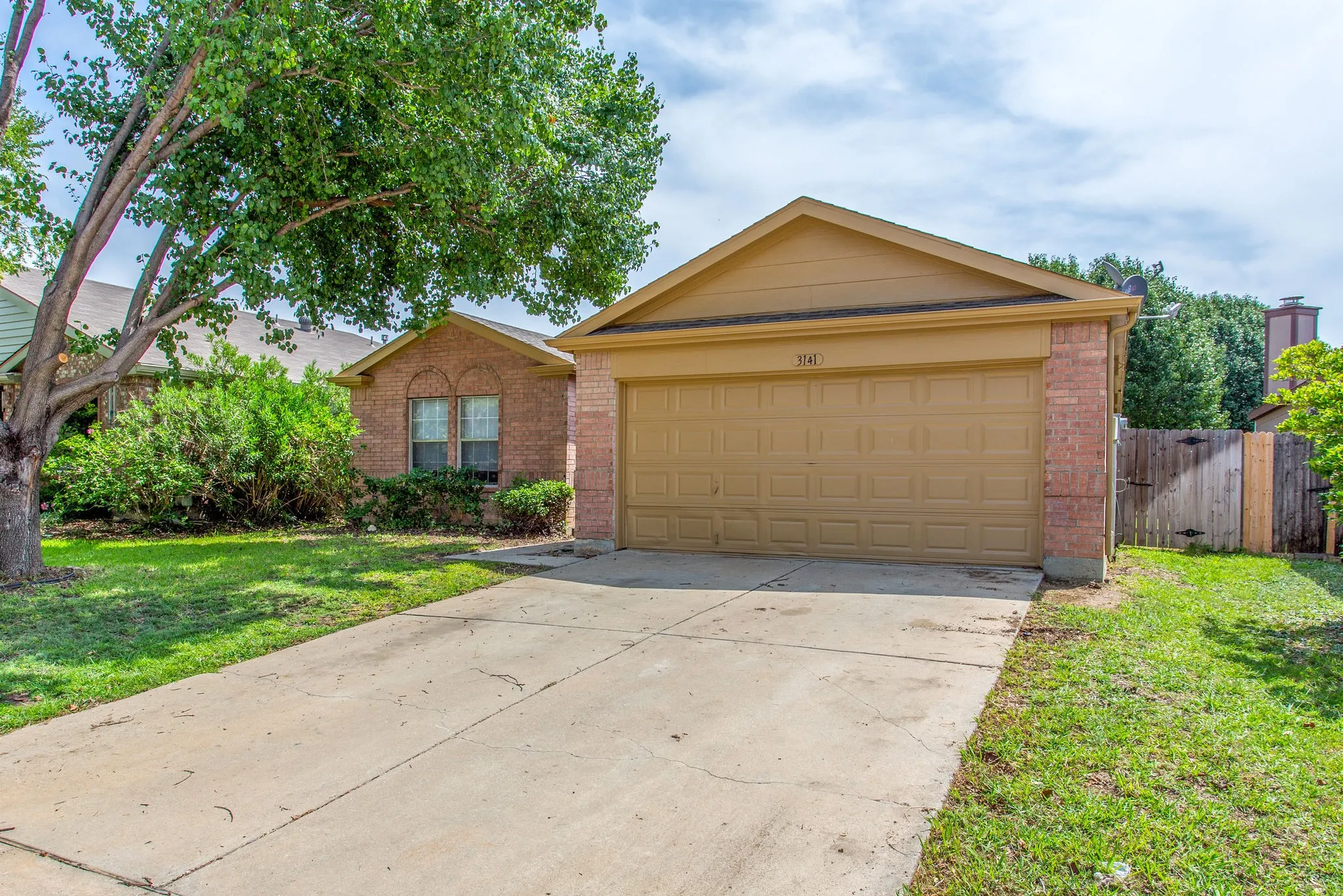 Single Family Residence For Rent in Denton County , 3141 Briary Trace Court, Denton, Texas 76210, 4 Bedroom, 2 Bathroom, 2 Garage spaces, 1,467 Sqft, built in 2000, mls#21393231, Real Estate Agent in Denton, Homes For Rent in Denton county, Homes For Rent in Denton, Realtor in Denton Texas, Real Estate Brokerage Independent Realty Texas, Luminita Cordes Realtor