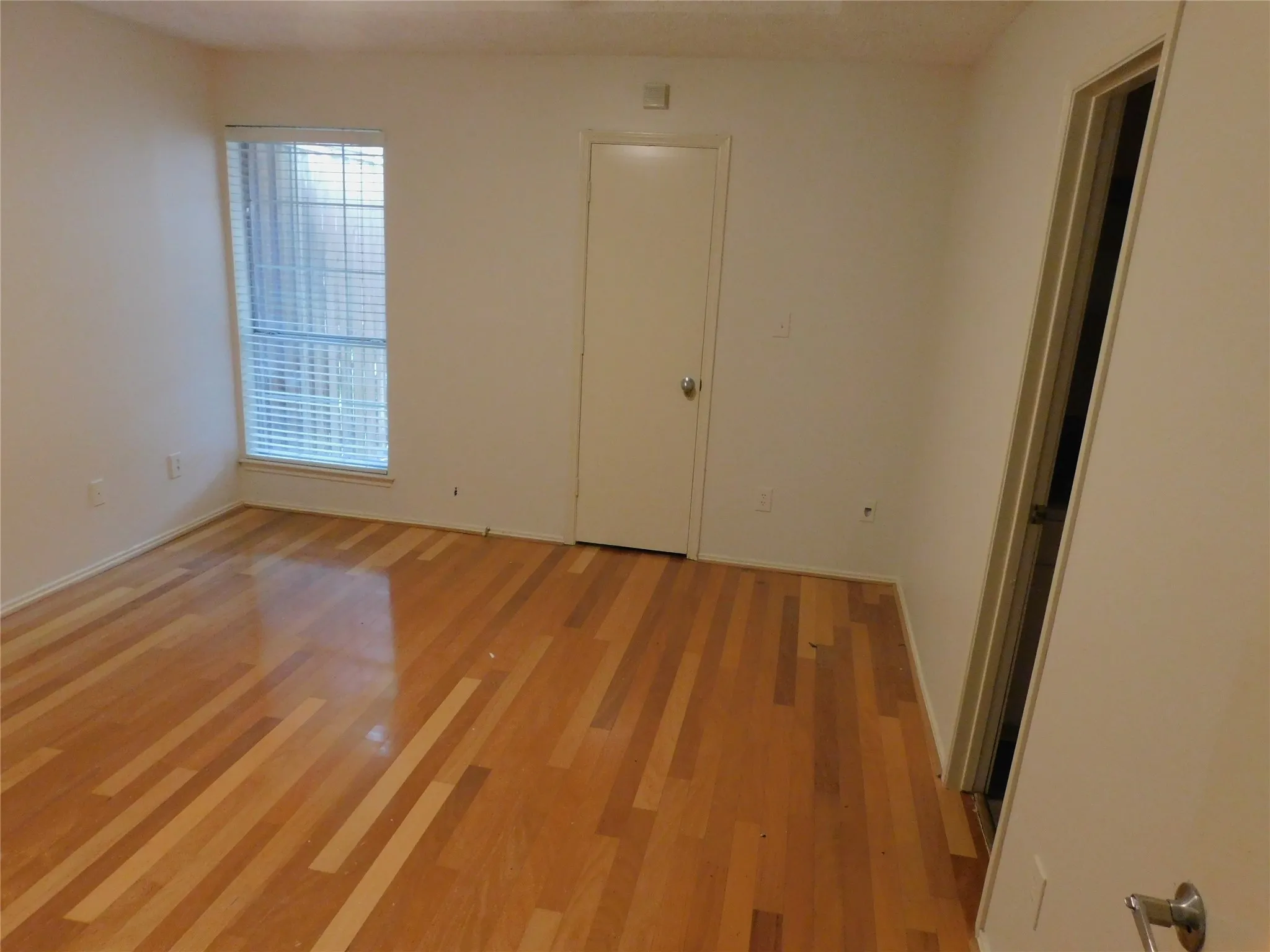 Single Family Residence For Rent in Dallas County , 2715 Alden Avenue, Dallas, Texas 75211, 3 Bedroom, 2 Bathroom, 2 Garage spaces, 1,402 Sqft, built in 1984, mls#21393154, Real Estate Agent in Dallas, Homes For Rent in Dallas county, Homes For Rent in Dallas, Realtor in Dallas Texas, Real Estate Brokerage Independent Realty Texas, Luminita Cordes Realtor