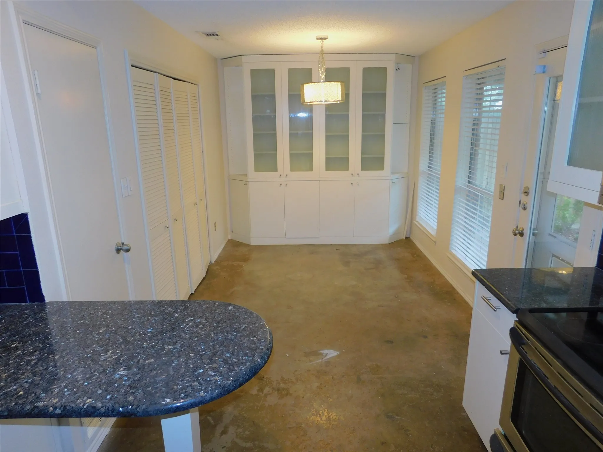 Single Family Residence For Rent in Dallas County , 2715 Alden Avenue, Dallas, Texas 75211, 3 Bedroom, 2 Bathroom, 2 Garage spaces, 1,402 Sqft, built in 1984, mls#21393154, Real Estate Agent in Dallas, Homes For Rent in Dallas county, Homes For Rent in Dallas, Realtor in Dallas Texas, Real Estate Brokerage Independent Realty Texas, Luminita Cordes Realtor