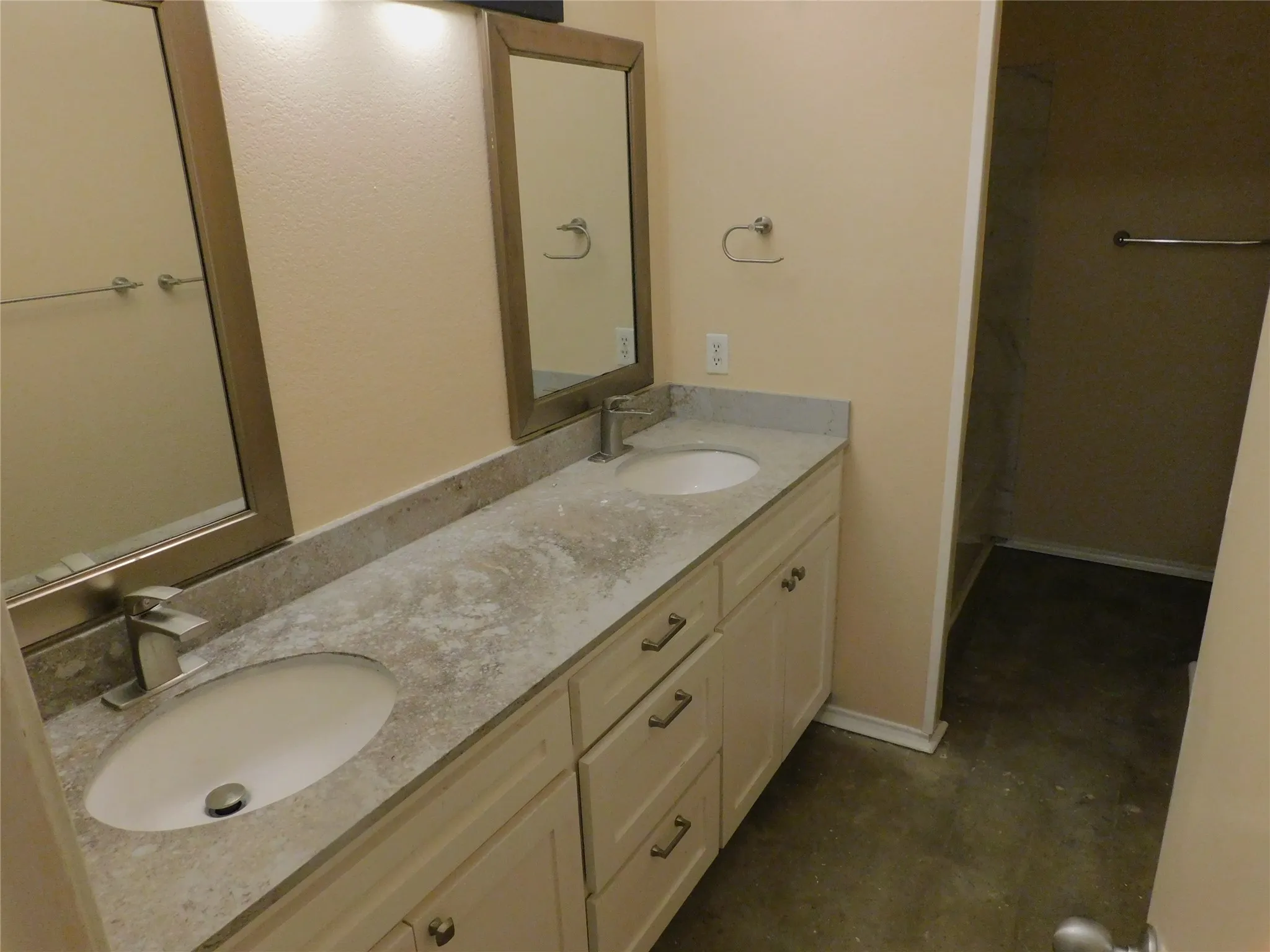 Single Family Residence For Rent in Dallas County , 2715 Alden Avenue, Dallas, Texas 75211, 3 Bedroom, 2 Bathroom, 2 Garage spaces, 1,402 Sqft, built in 1984, mls#21393154, Real Estate Agent in Dallas, Homes For Rent in Dallas county, Homes For Rent in Dallas, Realtor in Dallas Texas, Real Estate Brokerage Independent Realty Texas, Luminita Cordes Realtor