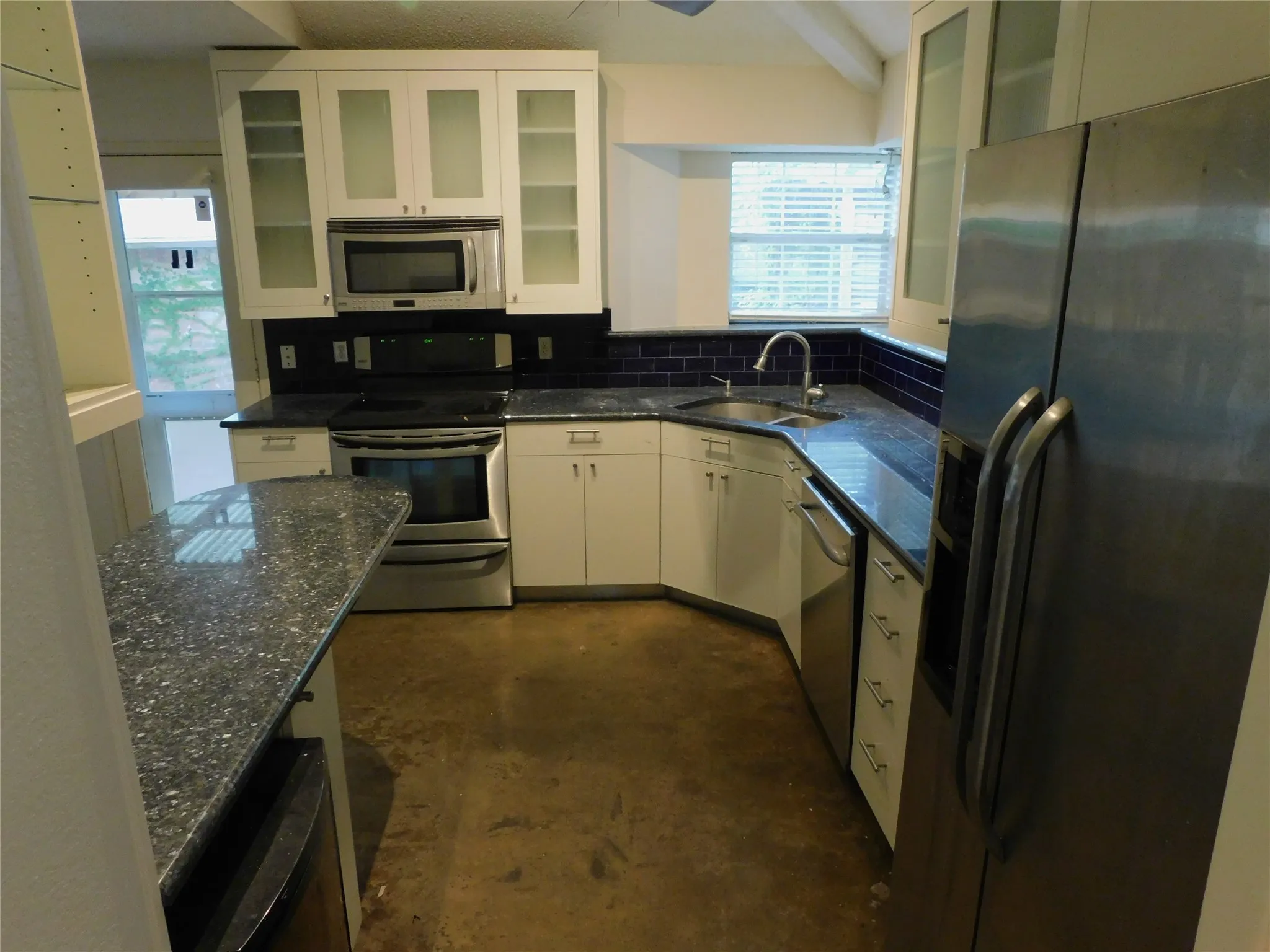 Single Family Residence For Rent in Dallas County , 2715 Alden Avenue, Dallas, Texas 75211, 3 Bedroom, 2 Bathroom, 2 Garage spaces, 1,402 Sqft, built in 1984, mls#21393154, Real Estate Agent in Dallas, Homes For Rent in Dallas county, Homes For Rent in Dallas, Realtor in Dallas Texas, Real Estate Brokerage Independent Realty Texas, Luminita Cordes Realtor