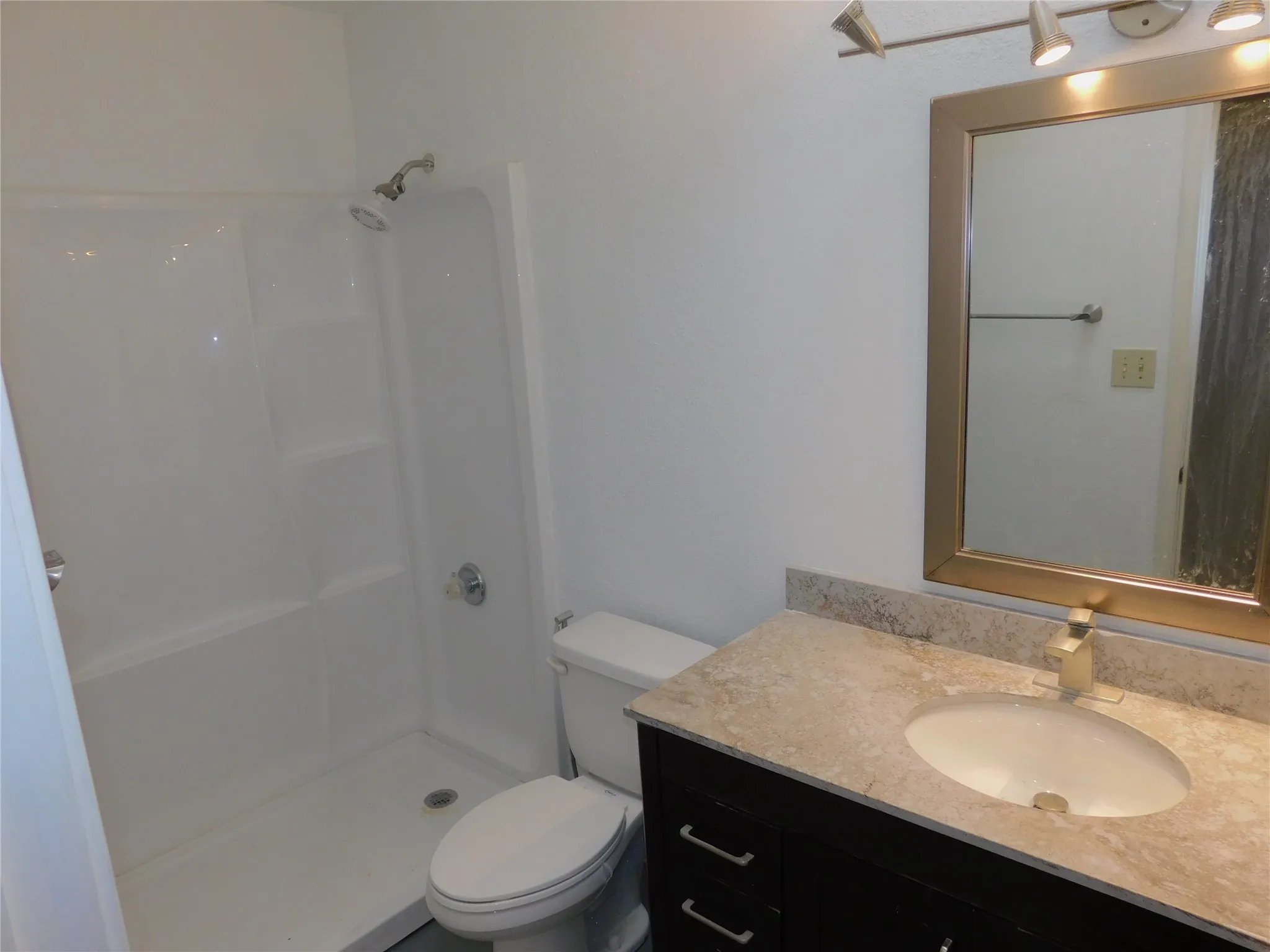 Single Family Residence For Rent in Dallas County , 2715 Alden Avenue, Dallas, Texas 75211, 3 Bedroom, 2 Bathroom, 2 Garage spaces, 1,402 Sqft, built in 1984, mls#21393154, Real Estate Agent in Dallas, Homes For Rent in Dallas county, Homes For Rent in Dallas, Realtor in Dallas Texas, Real Estate Brokerage Independent Realty Texas, Luminita Cordes Realtor