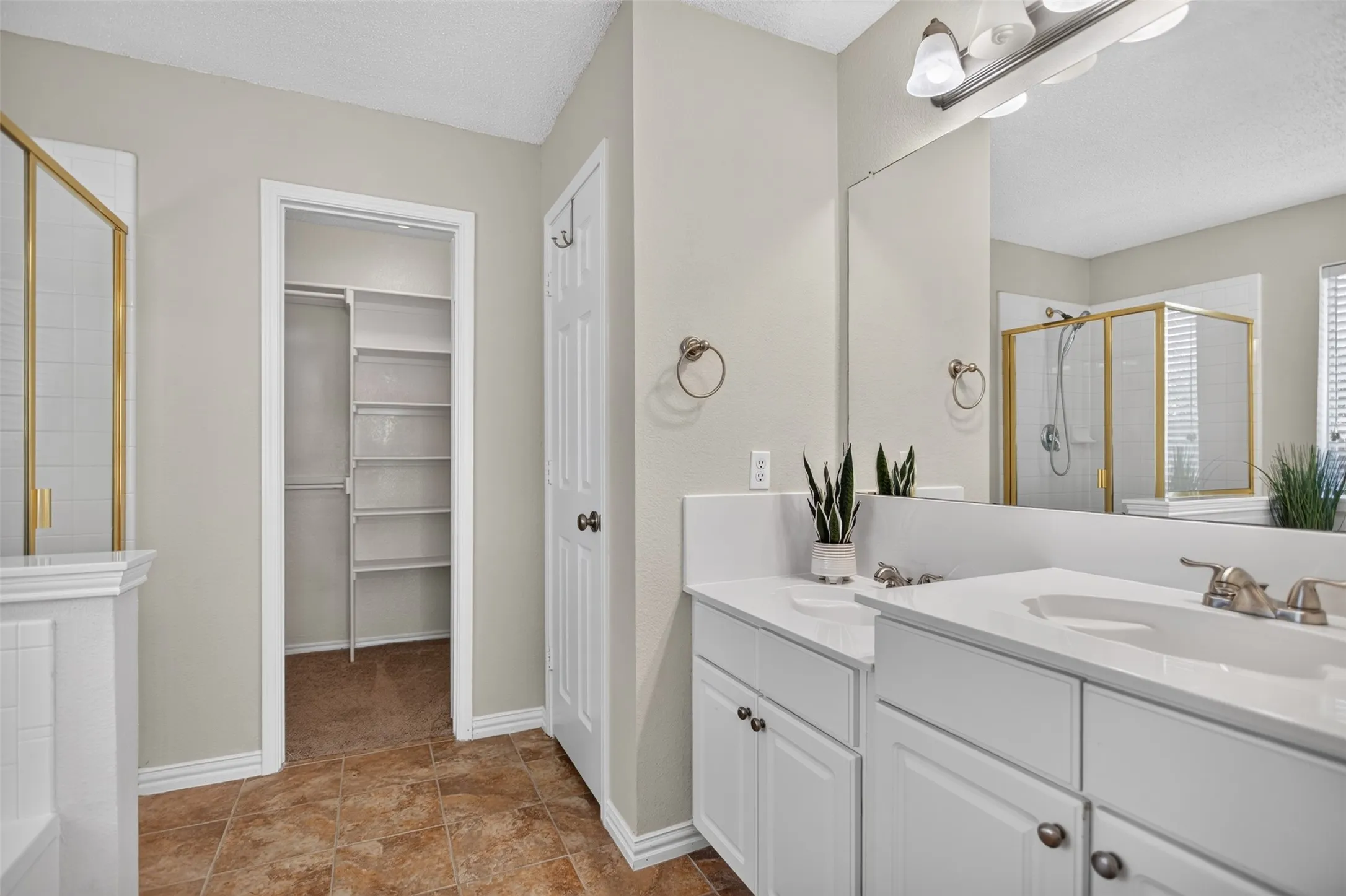 Dual sinks and large walk in closet in the primary bath