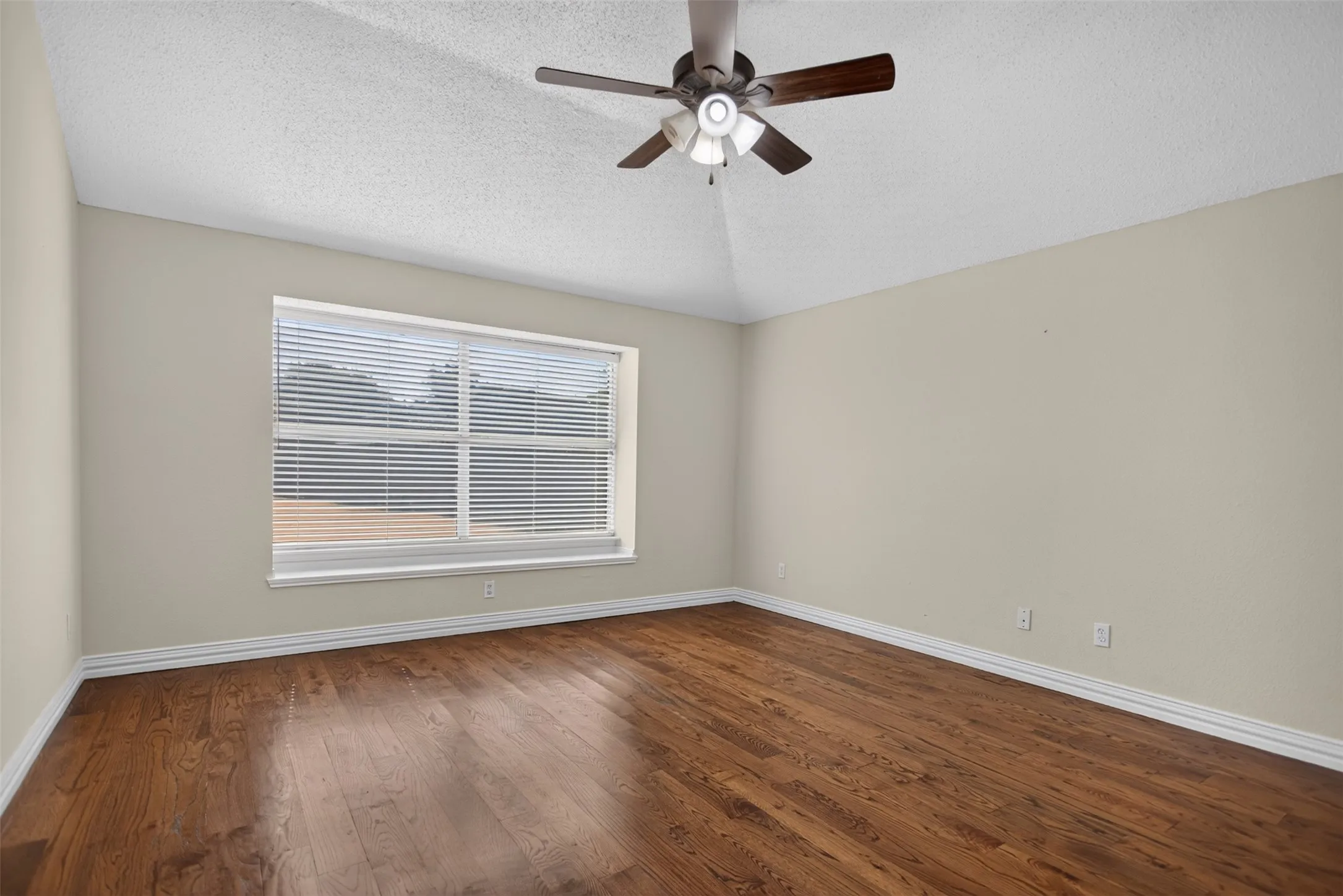 Single Family Residence For Sale in Collin County , 7016 Holly Hills Lane, Sachse, Texas 75048, 3 Bedroom, 2 Bathroom, 2 Garage spaces, 1,688 Sqft, built in 2000, mls#21380325, Real Estate Agent in Sachse, Homes For Sale in Collin county, Homes For Sale in Sachse, Realtor in Sachse Texas, Real Estate Brokerage Independent Realty Texas, Luminita Cordes Realtor