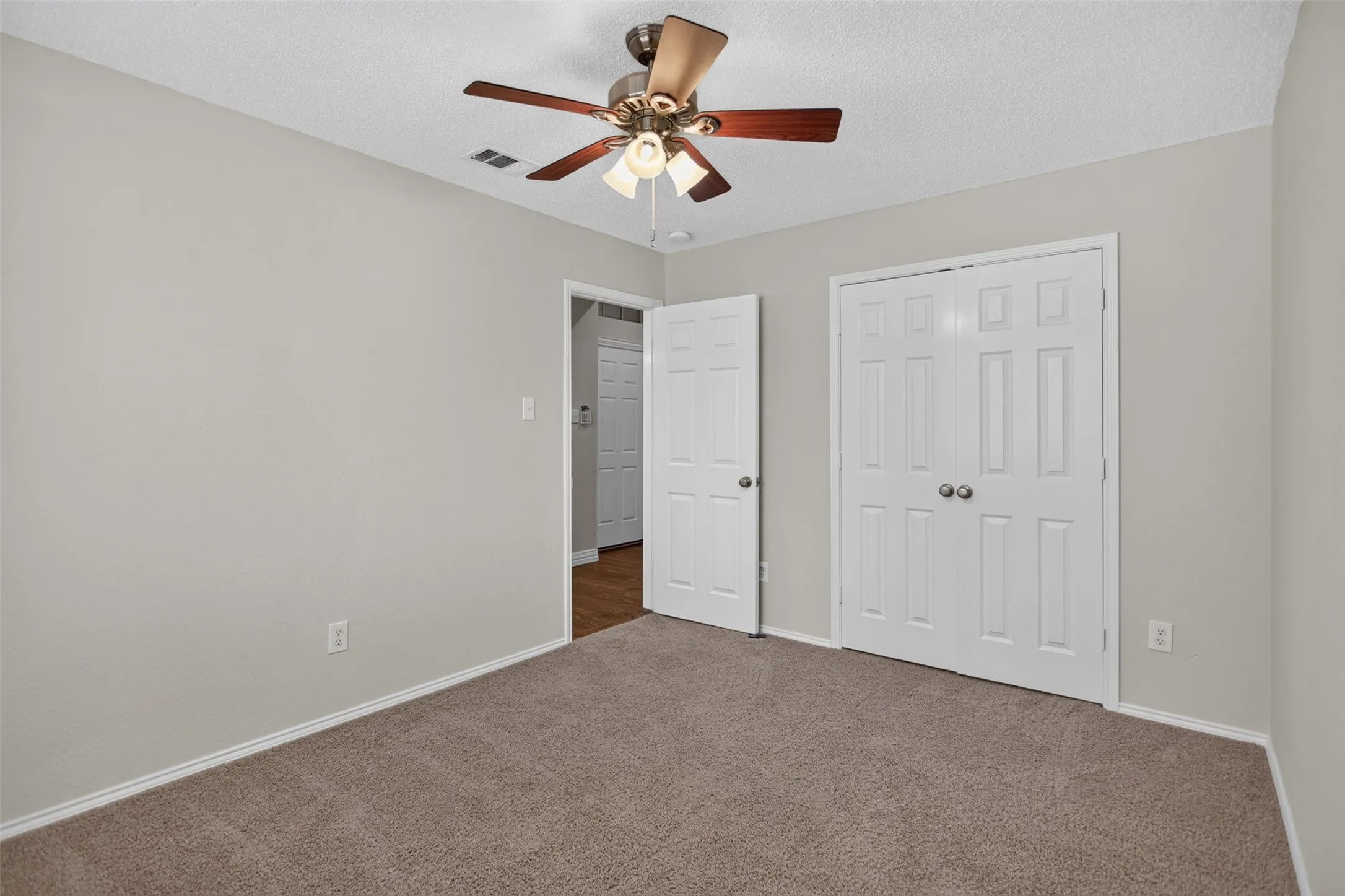 Single Family Residence For Sale in Collin County , 7016 Holly Hills Lane, Sachse, Texas 75048, 3 Bedroom, 2 Bathroom, 2 Garage spaces, 1,688 Sqft, built in 2000, mls#21380325, Real Estate Agent in Sachse, Homes For Sale in Collin county, Homes For Sale in Sachse, Realtor in Sachse Texas, Real Estate Brokerage Independent Realty Texas, Luminita Cordes Realtor