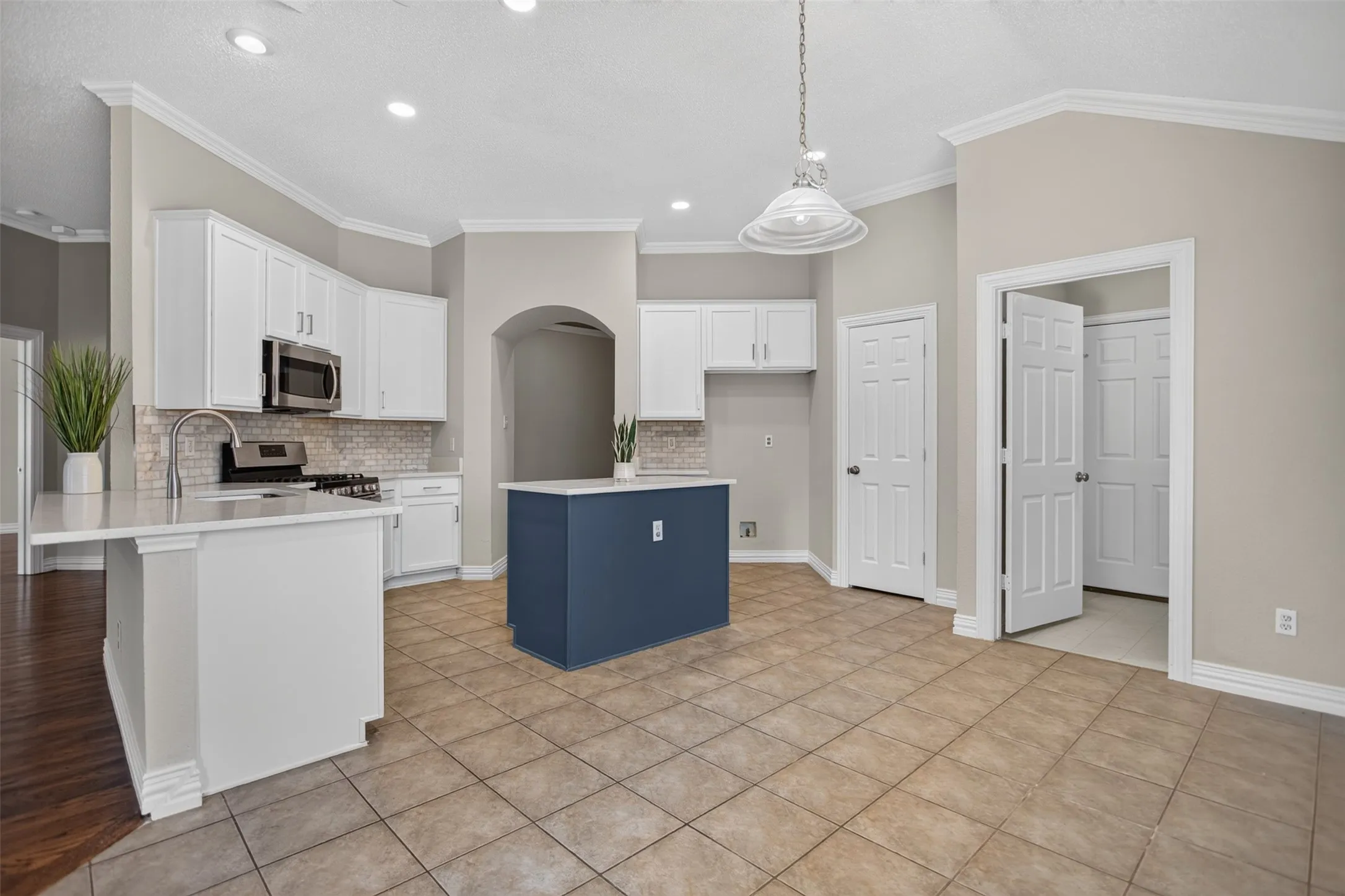 Single Family Residence For Sale in Collin County , 7016 Holly Hills Lane, Sachse, Texas 75048, 3 Bedroom, 2 Bathroom, 2 Garage spaces, 1,688 Sqft, built in 2000, mls#21380325, Real Estate Agent in Sachse, Homes For Sale in Collin county, Homes For Sale in Sachse, Realtor in Sachse Texas, Real Estate Brokerage Independent Realty Texas, Luminita Cordes Realtor