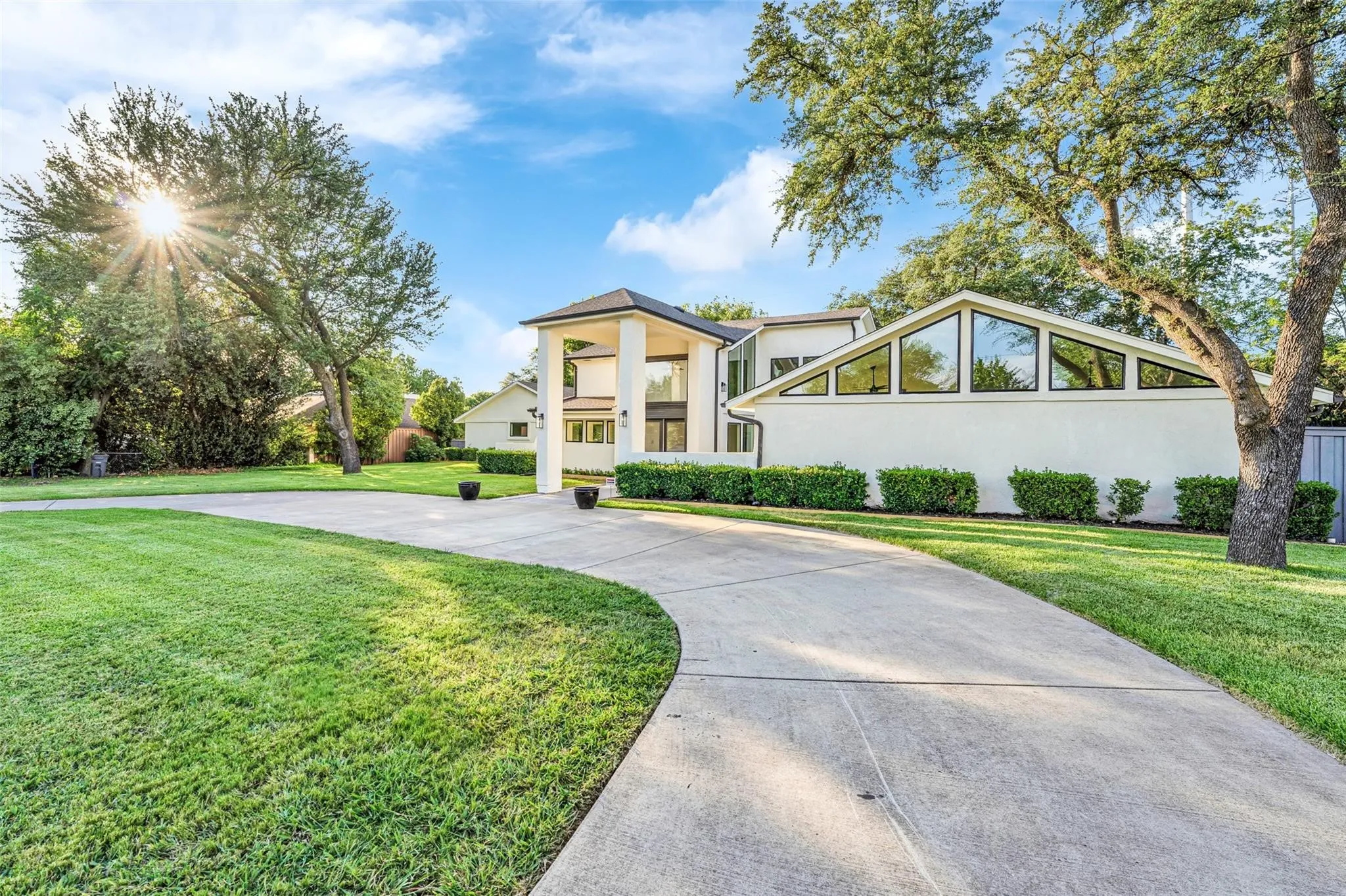 Single Family Residence For Sale in Dallas County , 5533 Northaven Road, Dallas, Texas 75229, 6 Bedroom, 6 Bathroom, 3 Garage spaces, 4,724 Sqft, built in 1974, mls#21363407, Real Estate Agent in Dallas, Homes For Sale in Dallas county, Homes For Sale in Dallas, Realtor in Dallas Texas, Real Estate Brokerage Independent Realty Texas, Luminita Cordes Realtor