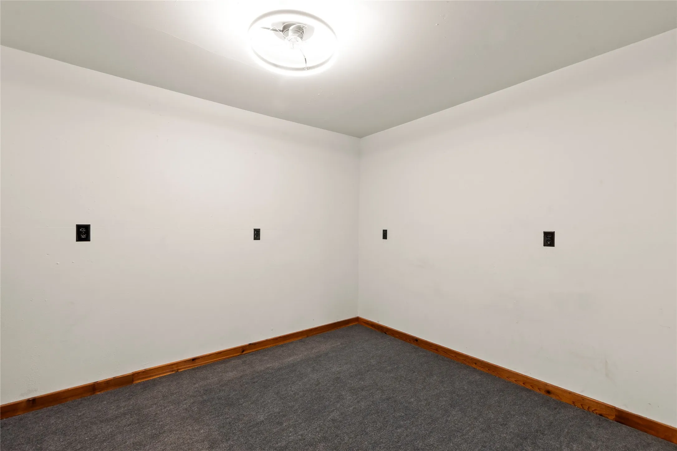 Single Family Residence For Sale in Kaufman County , 808 N Main Street, Kemp, Texas 75143, 3 Bedroom, 2 Bathroom, Garage spaces, 1,354 Sqft, built in 1950, mls#21391277, Real Estate Agent in Kemp, Homes For Sale in Kaufman county, Homes For Sale in Kemp, Realtor in Kemp Texas, Real Estate Brokerage Independent Realty Texas, Luminita Cordes Realtor