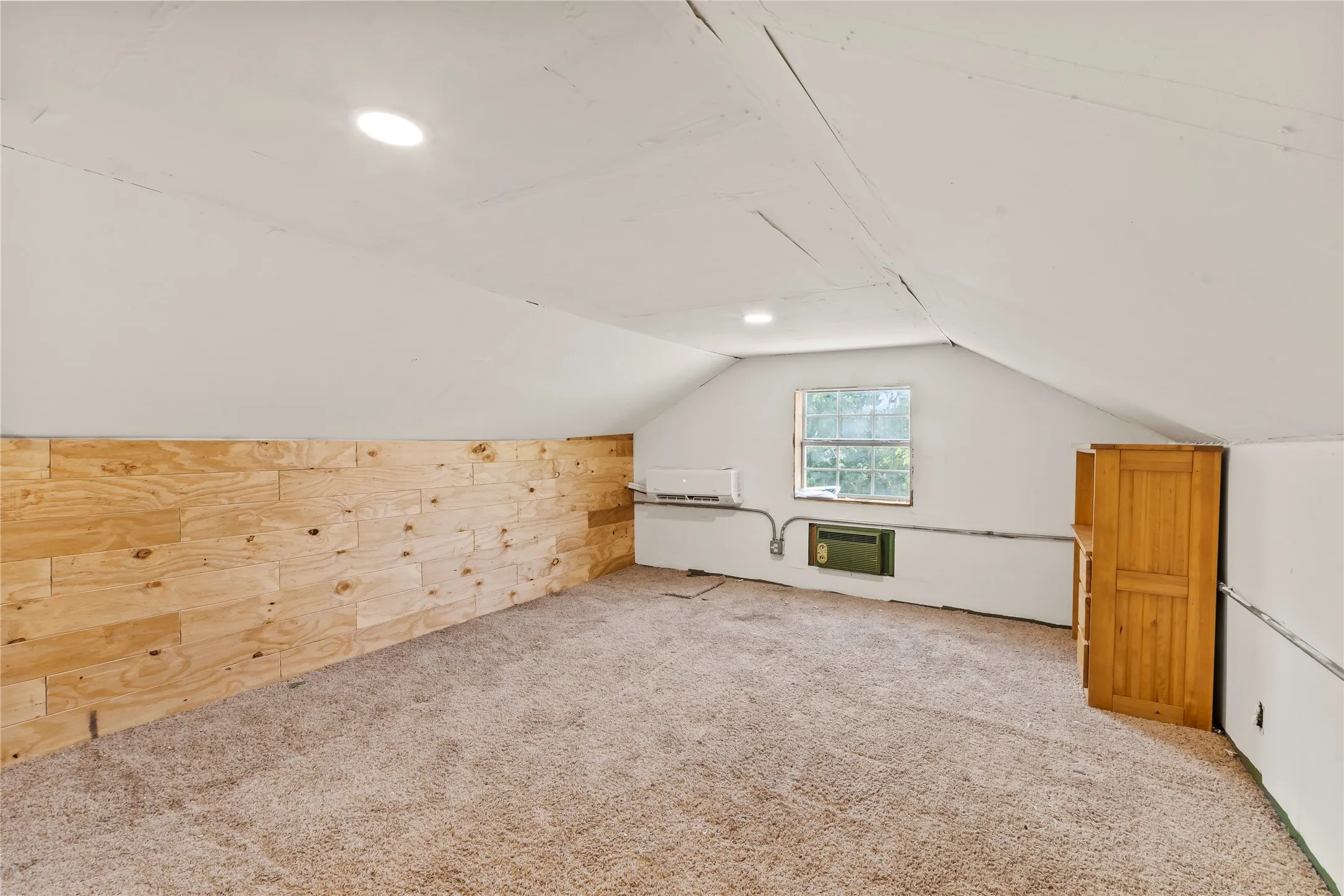 Single Family Residence For Sale in Kaufman County , 808 N Main Street, Kemp, Texas 75143, 3 Bedroom, 2 Bathroom, Garage spaces, 1,354 Sqft, built in 1950, mls#21391277, Real Estate Agent in Kemp, Homes For Sale in Kaufman county, Homes For Sale in Kemp, Realtor in Kemp Texas, Real Estate Brokerage Independent Realty Texas, Luminita Cordes Realtor