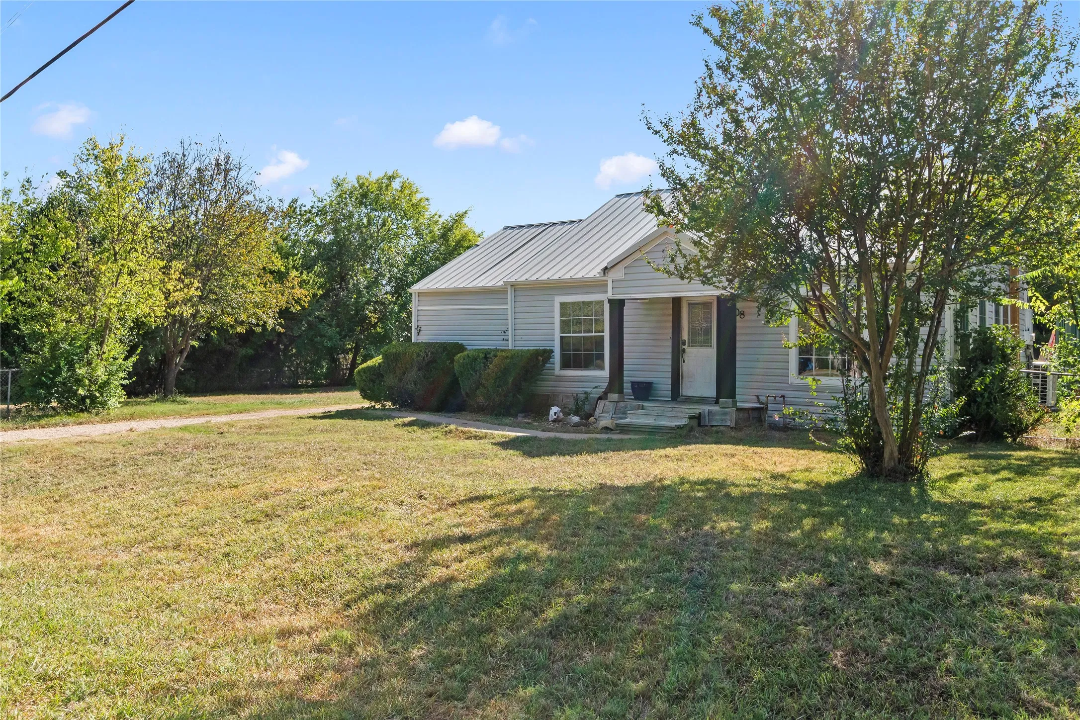Single Family Residence For Sale in Kaufman County , 808 N Main Street, Kemp, Texas 75143, 3 Bedroom, 2 Bathroom, Garage spaces, 1,354 Sqft, built in 1950, mls#21391277, Real Estate Agent in Kemp, Homes For Sale in Kaufman county, Homes For Sale in Kemp, Realtor in Kemp Texas, Real Estate Brokerage Independent Realty Texas, Luminita Cordes Realtor
