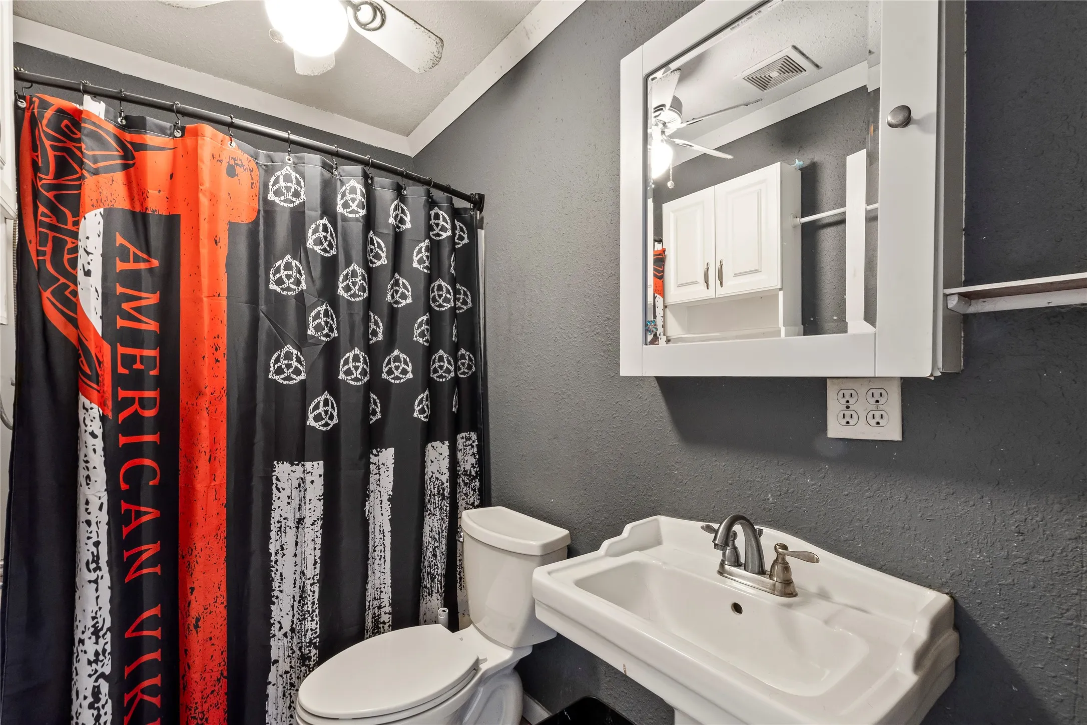 Single Family Residence For Sale in Kaufman County , 808 N Main Street, Kemp, Texas 75143, 3 Bedroom, 2 Bathroom, Garage spaces, 1,354 Sqft, built in 1950, mls#21391277, Real Estate Agent in Kemp, Homes For Sale in Kaufman county, Homes For Sale in Kemp, Realtor in Kemp Texas, Real Estate Brokerage Independent Realty Texas, Luminita Cordes Realtor