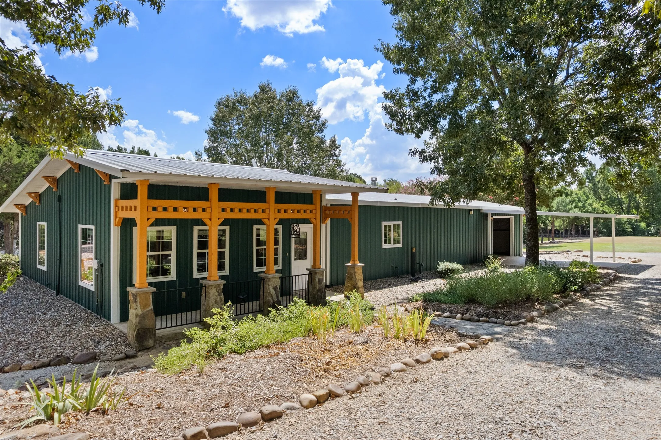 Single Family Residence For Sale in Franklin (TX) County , 1562 SE County Road 4115, Mount Vernon, Texas 75457, 2 Bedroom, 2 Bathroom, 2 Garage spaces, 1,847 Sqft, built in 2006, mls#21393191, Real Estate Agent in Mount Vernon, Homes For Sale in Franklin (TX) county, Homes For Sale in Mount Vernon, Realtor in Mount Vernon Texas, Real Estate Brokerage Independent Realty Texas, Luminita Cordes Realtor