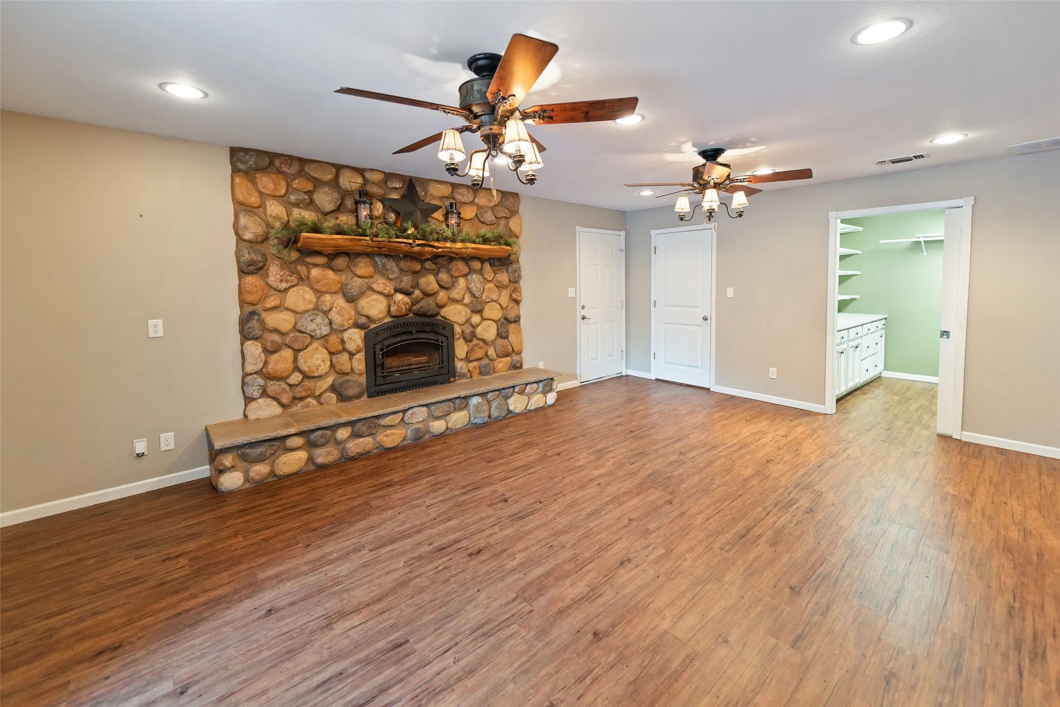 Single Family Residence For Sale in Franklin (TX) County , 1562 SE County Road 4115, Mount Vernon, Texas 75457, 2 Bedroom, 2 Bathroom, 2 Garage spaces, 1,847 Sqft, built in 2006, mls#21393191, Real Estate Agent in Mount Vernon, Homes For Sale in Franklin (TX) county, Homes For Sale in Mount Vernon, Realtor in Mount Vernon Texas, Real Estate Brokerage Independent Realty Texas, Luminita Cordes Realtor