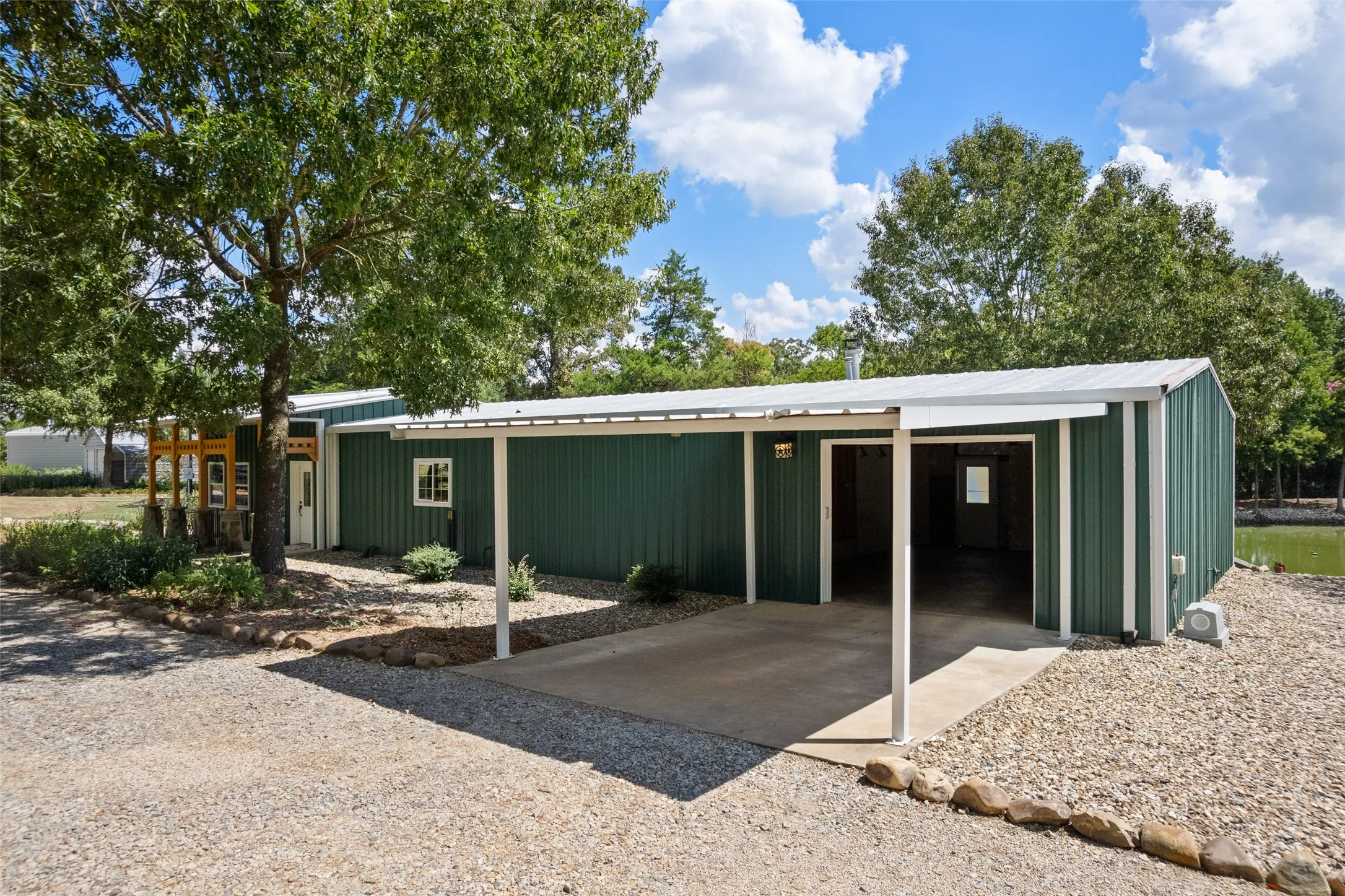 Single Family Residence For Sale in Franklin (TX) County , 1562 SE County Road 4115, Mount Vernon, Texas 75457, 2 Bedroom, 2 Bathroom, 2 Garage spaces, 1,847 Sqft, built in 2006, mls#21393191, Real Estate Agent in Mount Vernon, Homes For Sale in Franklin (TX) county, Homes For Sale in Mount Vernon, Realtor in Mount Vernon Texas, Real Estate Brokerage Independent Realty Texas, Luminita Cordes Realtor
