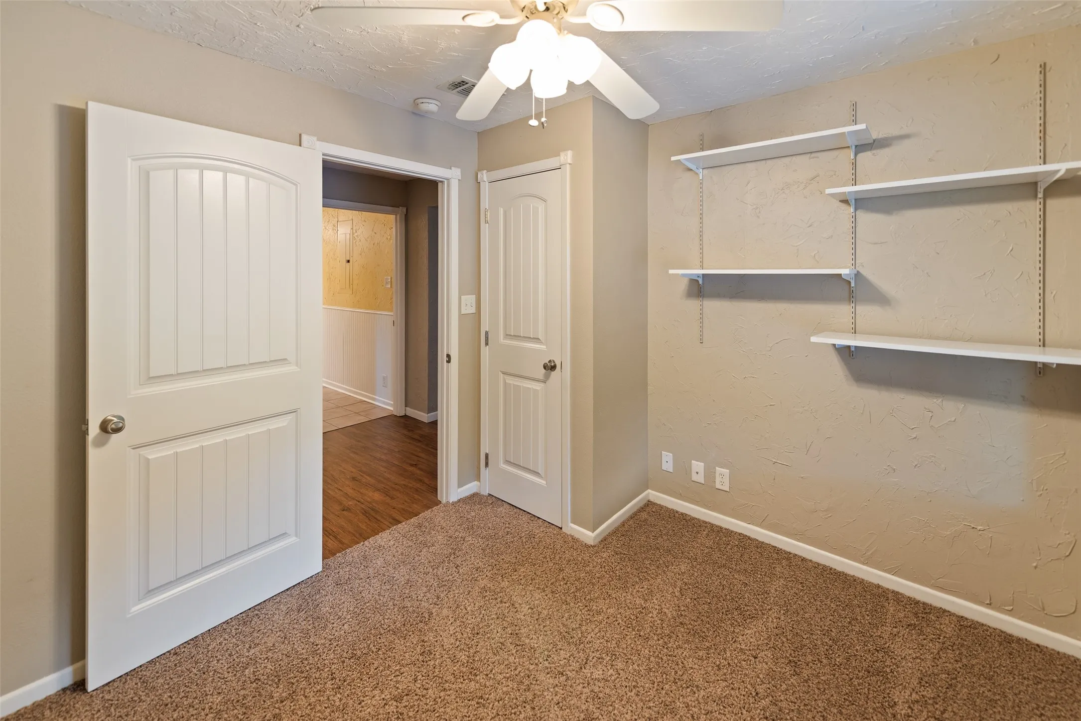 Single Family Residence For Sale in Franklin (TX) County , 1562 SE County Road 4115, Mount Vernon, Texas 75457, 2 Bedroom, 2 Bathroom, 2 Garage spaces, 1,847 Sqft, built in 2006, mls#21393191, Real Estate Agent in Mount Vernon, Homes For Sale in Franklin (TX) county, Homes For Sale in Mount Vernon, Realtor in Mount Vernon Texas, Real Estate Brokerage Independent Realty Texas, Luminita Cordes Realtor