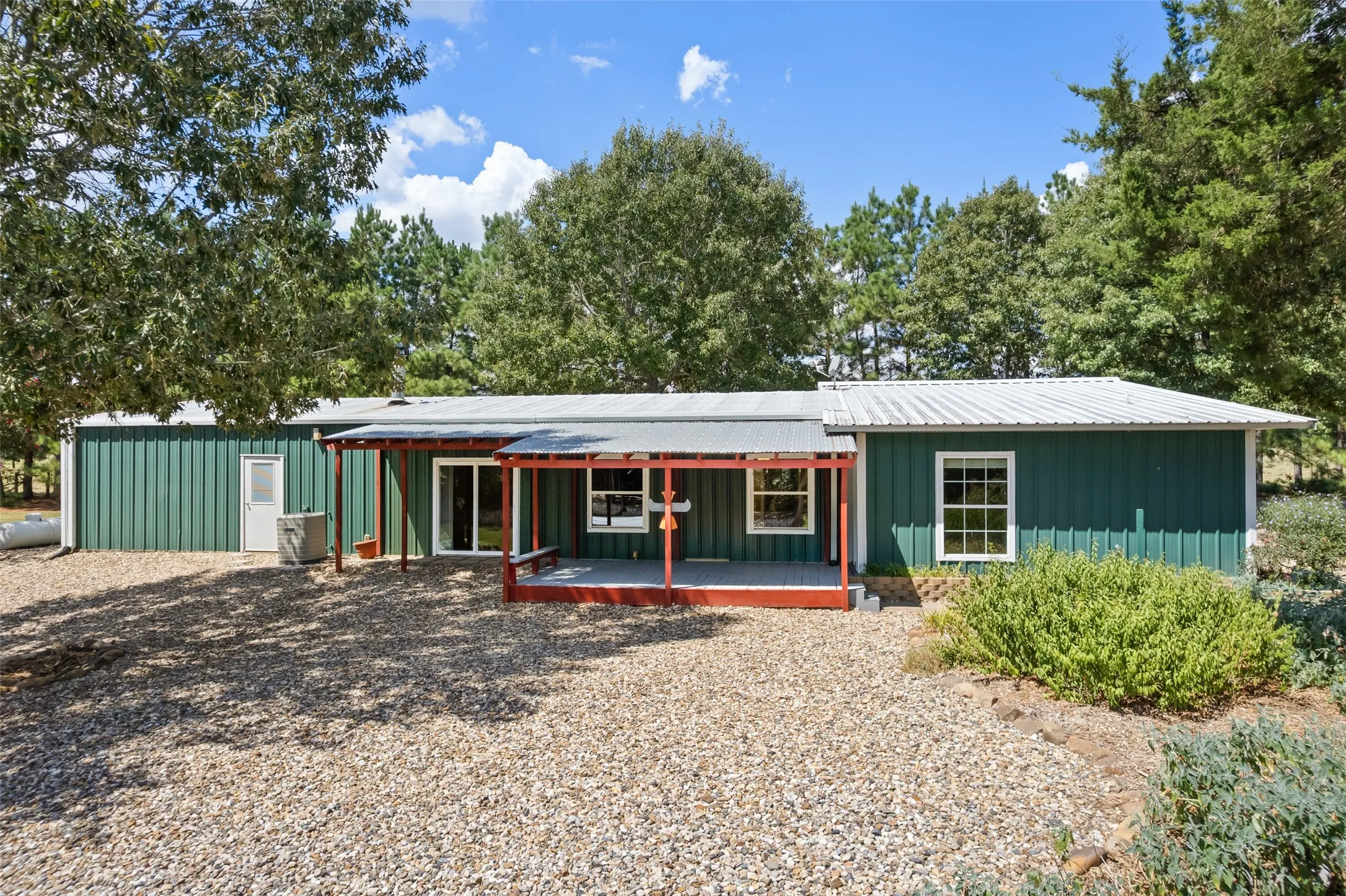 Single Family Residence For Sale in Franklin (TX) County , 1562 SE County Road 4115, Mount Vernon, Texas 75457, 2 Bedroom, 2 Bathroom, 2 Garage spaces, 1,847 Sqft, built in 2006, mls#21393191, Real Estate Agent in Mount Vernon, Homes For Sale in Franklin (TX) county, Homes For Sale in Mount Vernon, Realtor in Mount Vernon Texas, Real Estate Brokerage Independent Realty Texas, Luminita Cordes Realtor