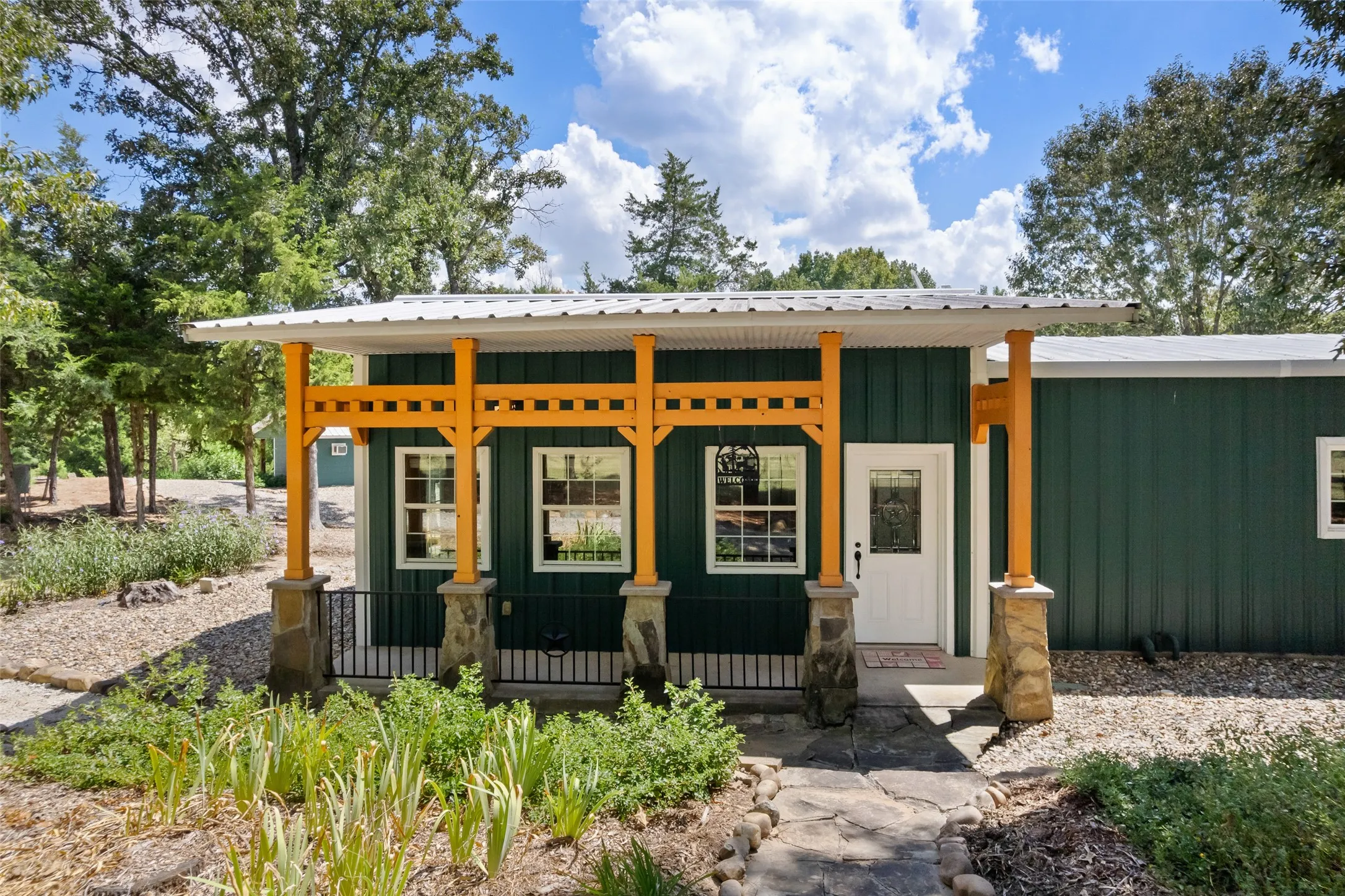 Single Family Residence For Sale in Franklin (TX) County , 1562 SE County Road 4115, Mount Vernon, Texas 75457, 2 Bedroom, 2 Bathroom, 2 Garage spaces, 1,847 Sqft, built in 2006, mls#21393191, Real Estate Agent in Mount Vernon, Homes For Sale in Franklin (TX) county, Homes For Sale in Mount Vernon, Realtor in Mount Vernon Texas, Real Estate Brokerage Independent Realty Texas, Luminita Cordes Realtor