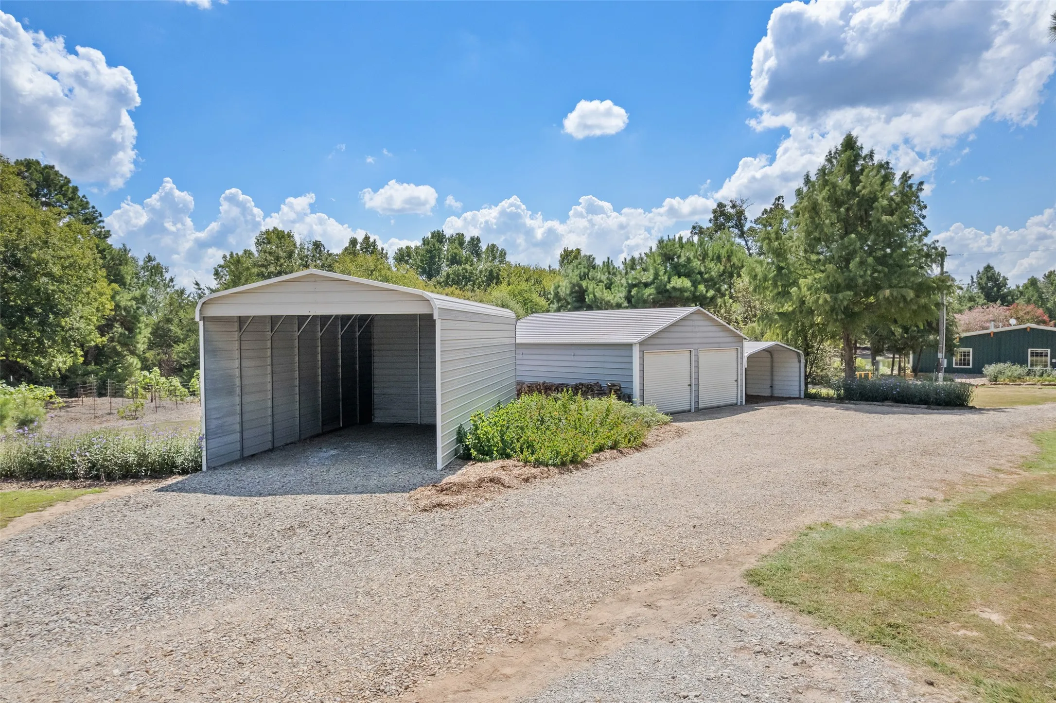 Single Family Residence For Sale in Franklin (TX) County , 1562 SE County Road 4115, Mount Vernon, Texas 75457, 2 Bedroom, 2 Bathroom, 2 Garage spaces, 1,847 Sqft, built in 2006, mls#21393191, Real Estate Agent in Mount Vernon, Homes For Sale in Franklin (TX) county, Homes For Sale in Mount Vernon, Realtor in Mount Vernon Texas, Real Estate Brokerage Independent Realty Texas, Luminita Cordes Realtor