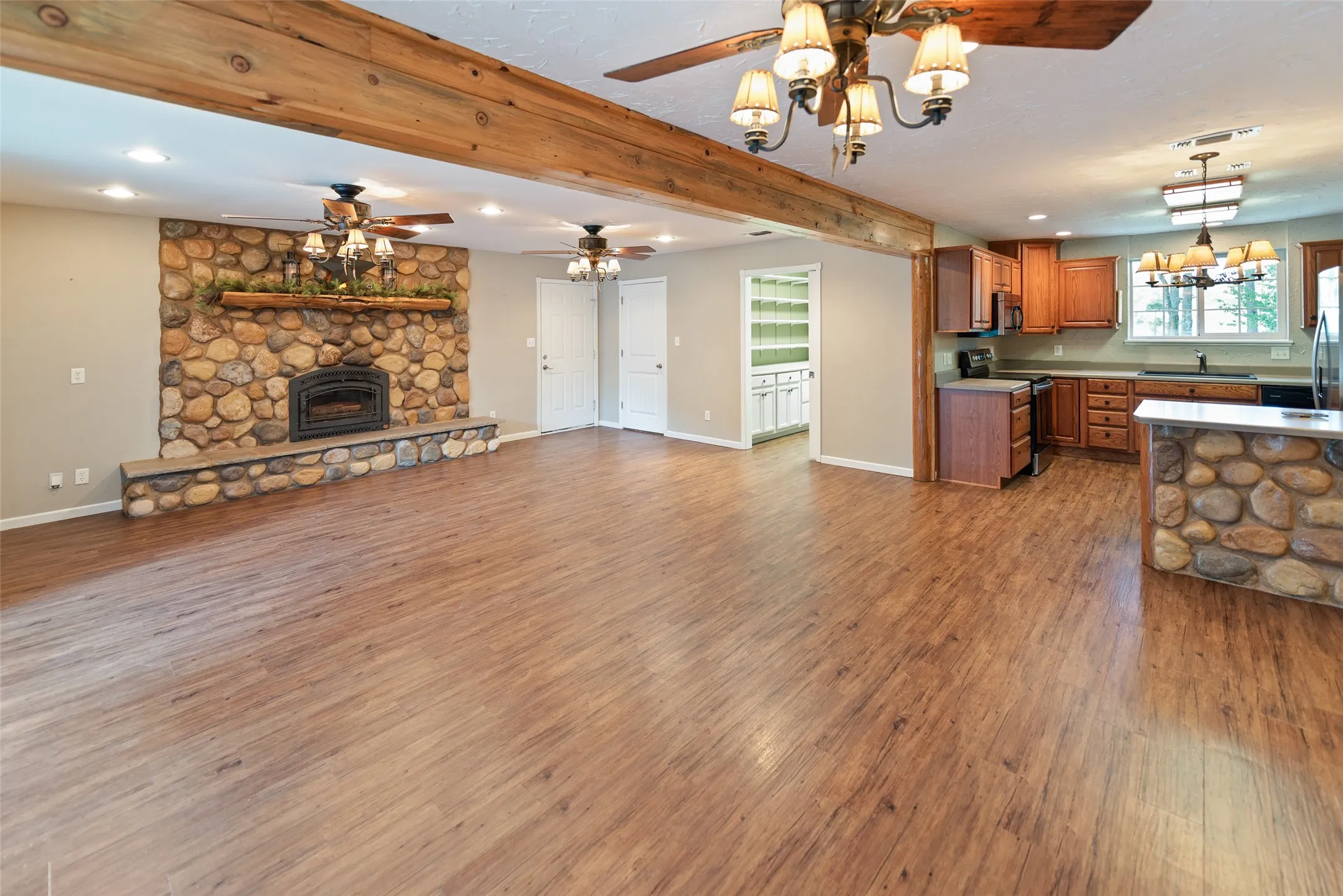Single Family Residence For Sale in Franklin (TX) County , 1562 SE County Road 4115, Mount Vernon, Texas 75457, 2 Bedroom, 2 Bathroom, 2 Garage spaces, 1,847 Sqft, built in 2006, mls#21393191, Real Estate Agent in Mount Vernon, Homes For Sale in Franklin (TX) county, Homes For Sale in Mount Vernon, Realtor in Mount Vernon Texas, Real Estate Brokerage Independent Realty Texas, Luminita Cordes Realtor