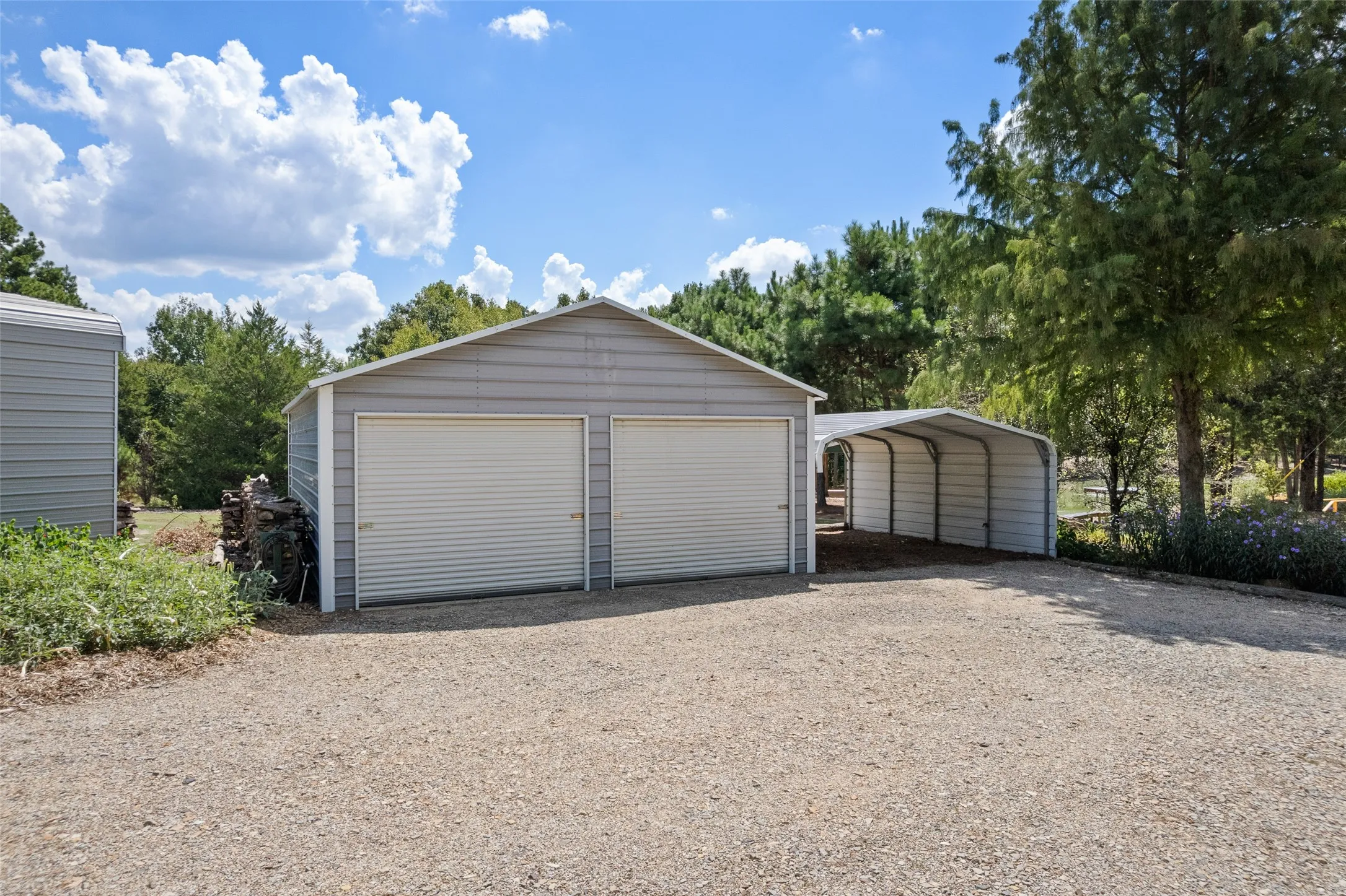 Single Family Residence For Sale in Franklin (TX) County , 1562 SE County Road 4115, Mount Vernon, Texas 75457, 2 Bedroom, 2 Bathroom, 2 Garage spaces, 1,847 Sqft, built in 2006, mls#21393191, Real Estate Agent in Mount Vernon, Homes For Sale in Franklin (TX) county, Homes For Sale in Mount Vernon, Realtor in Mount Vernon Texas, Real Estate Brokerage Independent Realty Texas, Luminita Cordes Realtor