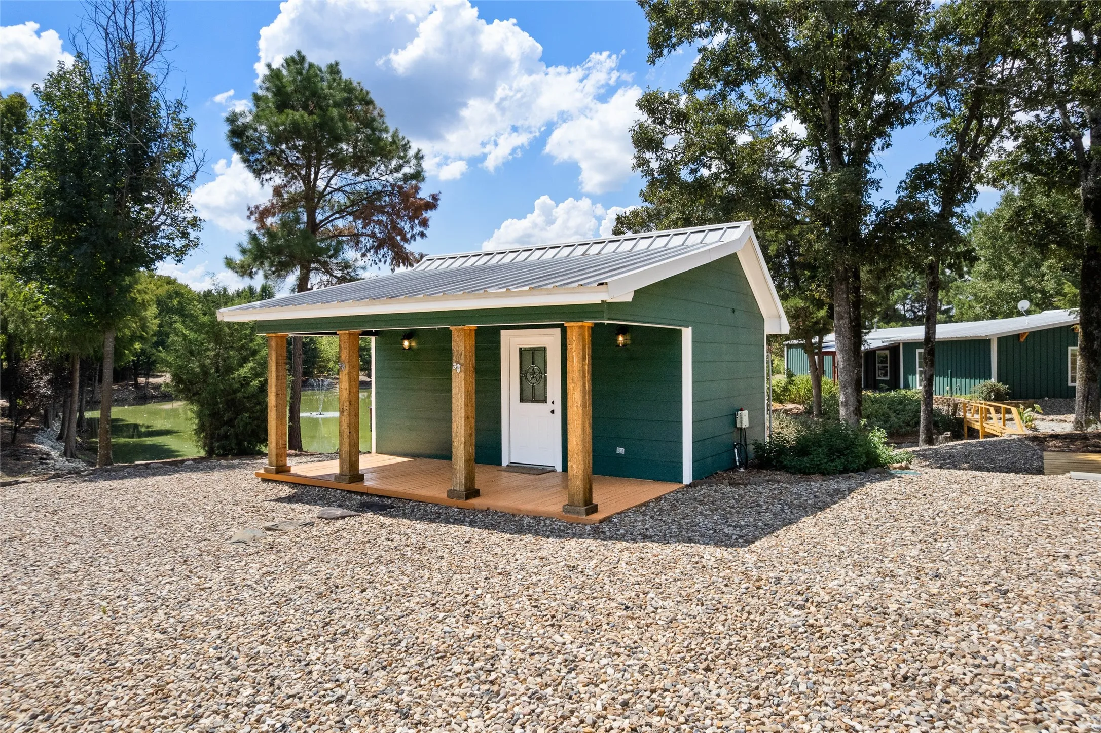 Single Family Residence For Sale in Franklin (TX) County , 1562 SE County Road 4115, Mount Vernon, Texas 75457, 2 Bedroom, 2 Bathroom, 2 Garage spaces, 1,847 Sqft, built in 2006, mls#21393191, Real Estate Agent in Mount Vernon, Homes For Sale in Franklin (TX) county, Homes For Sale in Mount Vernon, Realtor in Mount Vernon Texas, Real Estate Brokerage Independent Realty Texas, Luminita Cordes Realtor