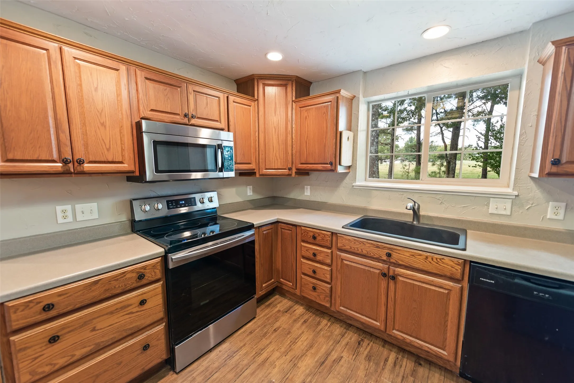 Single Family Residence For Sale in Franklin (TX) County , 1562 SE County Road 4115, Mount Vernon, Texas 75457, 2 Bedroom, 2 Bathroom, 2 Garage spaces, 1,847 Sqft, built in 2006, mls#21393191, Real Estate Agent in Mount Vernon, Homes For Sale in Franklin (TX) county, Homes For Sale in Mount Vernon, Realtor in Mount Vernon Texas, Real Estate Brokerage Independent Realty Texas, Luminita Cordes Realtor