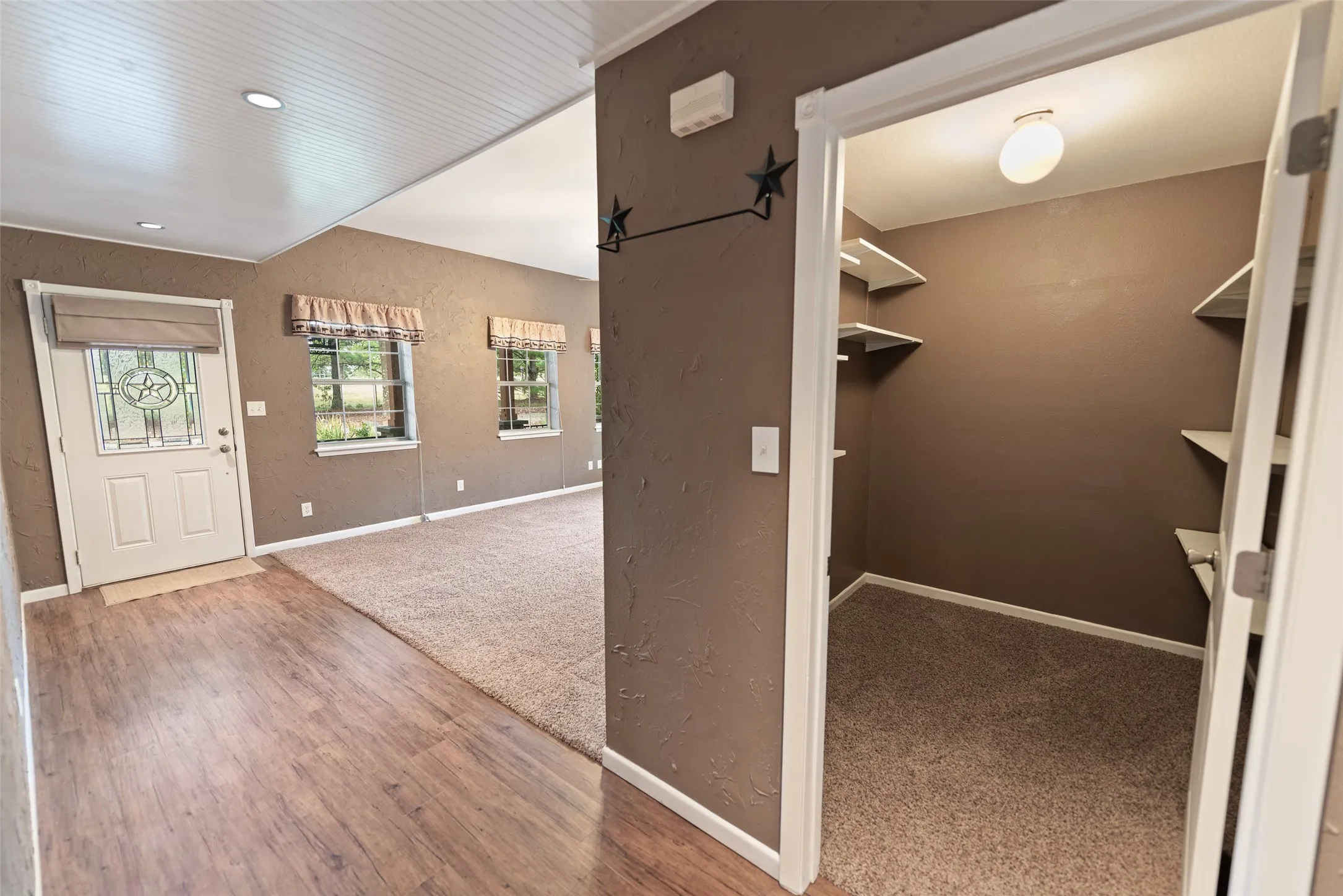 Single Family Residence For Sale in Franklin (TX) County , 1562 SE County Road 4115, Mount Vernon, Texas 75457, 2 Bedroom, 2 Bathroom, 2 Garage spaces, 1,847 Sqft, built in 2006, mls#21393191, Real Estate Agent in Mount Vernon, Homes For Sale in Franklin (TX) county, Homes For Sale in Mount Vernon, Realtor in Mount Vernon Texas, Real Estate Brokerage Independent Realty Texas, Luminita Cordes Realtor