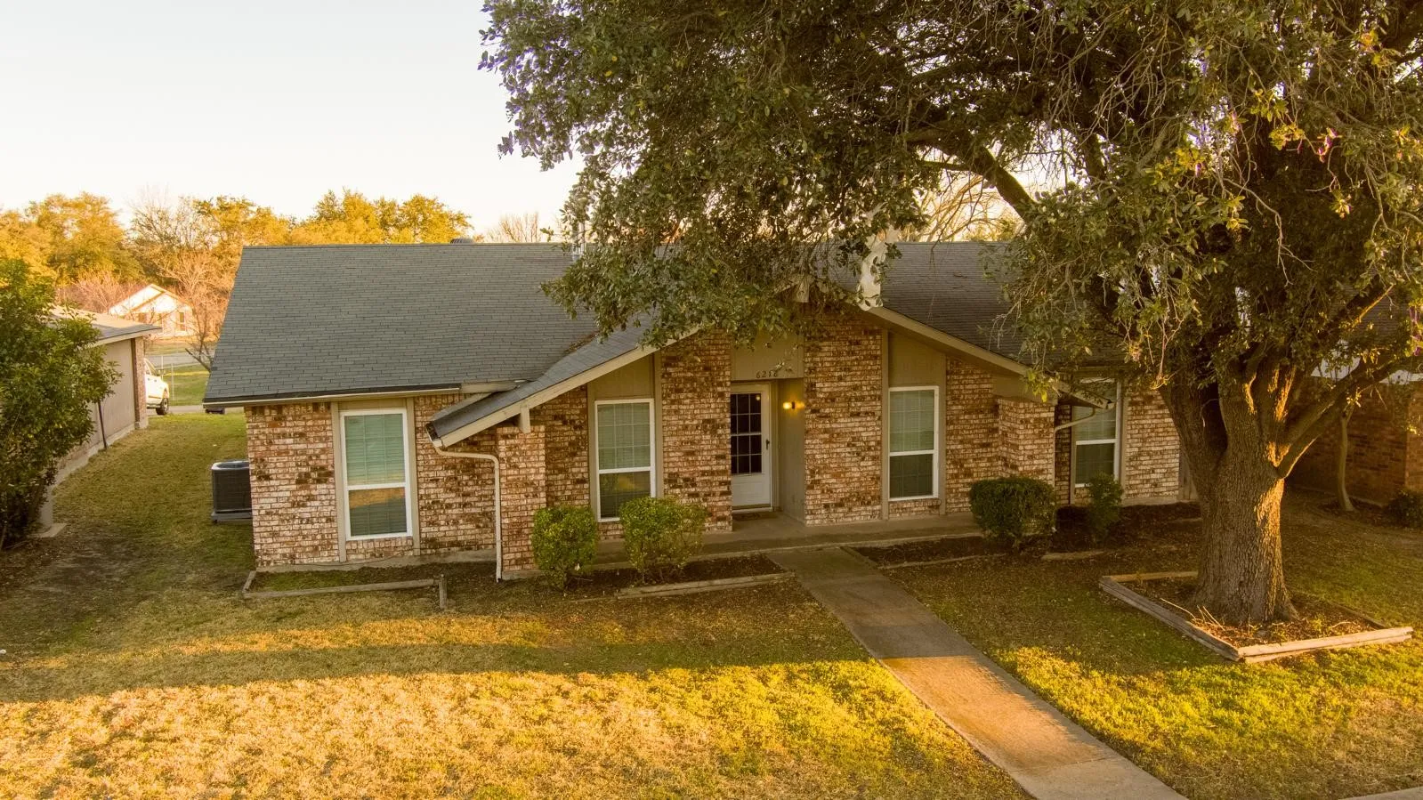 Single Family Residence For Rent in Dallas County , 6218 Fallbrook Drive, Garland, Texas 75043, 3 Bedroom, 2 Bathroom, 2 Garage spaces, 1,965 Sqft, built in 1977, mls#21393250, Real Estate Agent in Garland, Homes For Rent in Dallas county, Homes For Rent in Garland, Realtor in Garland Texas, Real Estate Brokerage Independent Realty Texas, Luminita Cordes Realtor
