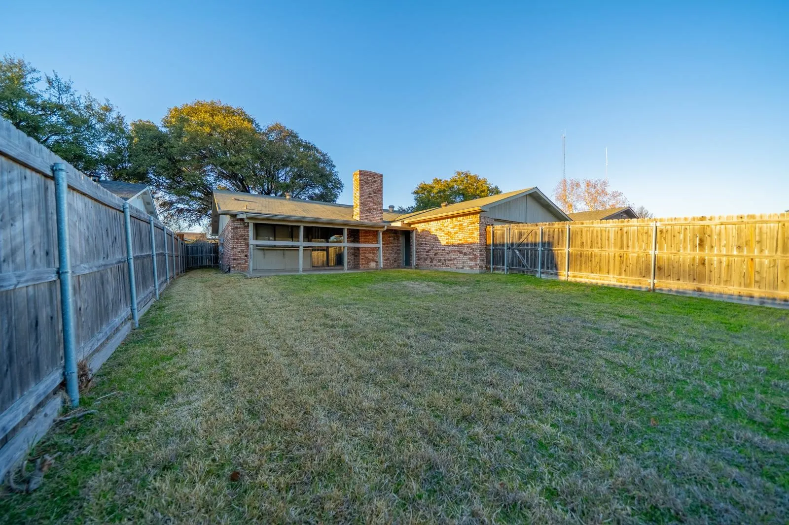 Single Family Residence For Rent in Dallas County , 6218 Fallbrook Drive, Garland, Texas 75043, 3 Bedroom, 2 Bathroom, 2 Garage spaces, 1,965 Sqft, built in 1977, mls#21393250, Real Estate Agent in Garland, Homes For Rent in Dallas county, Homes For Rent in Garland, Realtor in Garland Texas, Real Estate Brokerage Independent Realty Texas, Luminita Cordes Realtor
