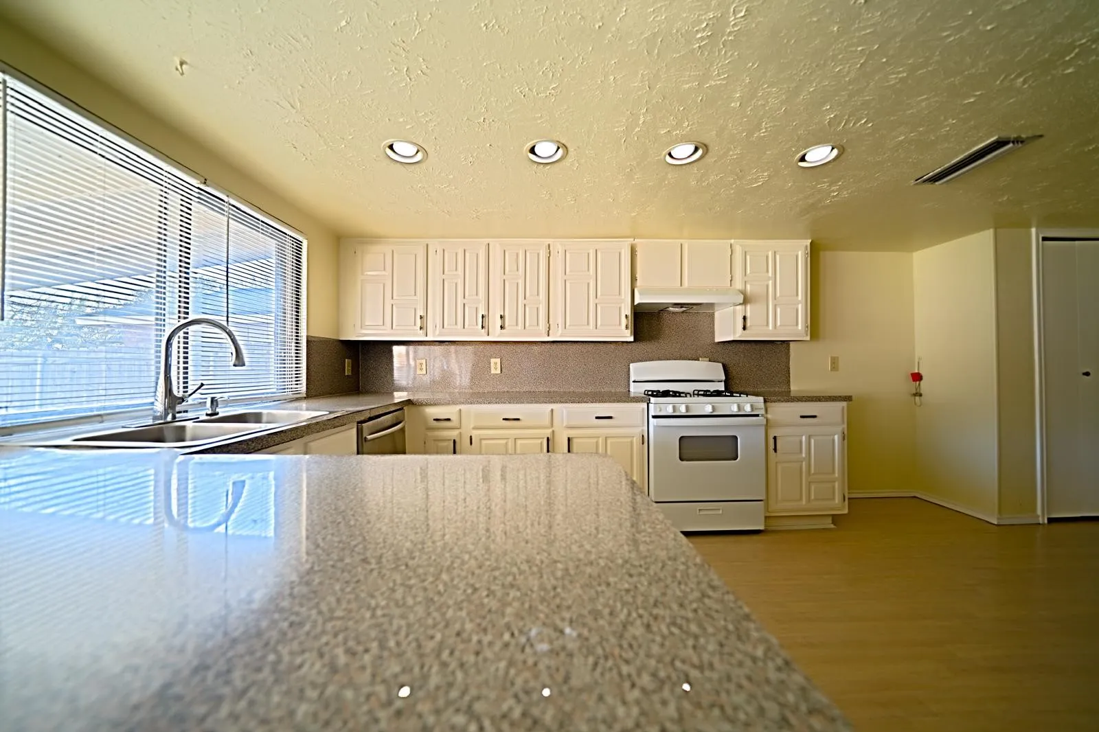 Single Family Residence For Rent in Dallas County , 6218 Fallbrook Drive, Garland, Texas 75043, 3 Bedroom, 2 Bathroom, 2 Garage spaces, 1,965 Sqft, built in 1977, mls#21393250, Real Estate Agent in Garland, Homes For Rent in Dallas county, Homes For Rent in Garland, Realtor in Garland Texas, Real Estate Brokerage Independent Realty Texas, Luminita Cordes Realtor