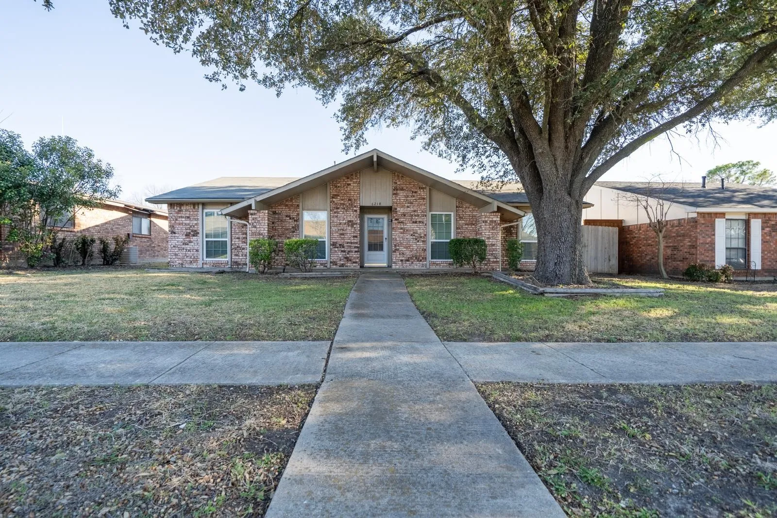 Single Family Residence For Rent in Dallas County , 6218 Fallbrook Drive, Garland, Texas 75043, 3 Bedroom, 2 Bathroom, 2 Garage spaces, 1,965 Sqft, built in 1977, mls#21393250, Real Estate Agent in Garland, Homes For Rent in Dallas county, Homes For Rent in Garland, Realtor in Garland Texas, Real Estate Brokerage Independent Realty Texas, Luminita Cordes Realtor