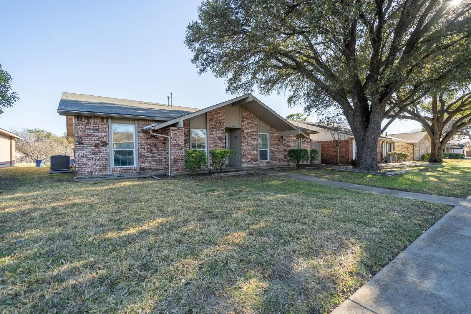Single Family Residence For Rent in Dallas County , 6218 Fallbrook Drive, Garland, Texas 75043, 3 Bedroom, 2 Bathroom, 2 Garage spaces, 1,965 Sqft, built in 1977, mls#21393250, Real Estate Agent in Garland, Homes For Rent in Dallas county, Homes For Rent in Garland, Realtor in Garland Texas, Real Estate Brokerage Independent Realty Texas, Luminita Cordes Realtor