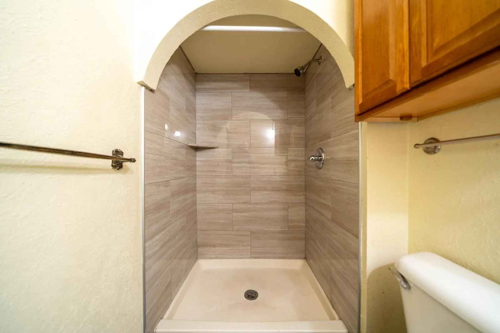 Single Family Residence For Rent in Dallas County , 6218 Fallbrook Drive, Garland, Texas 75043, 3 Bedroom, 2 Bathroom, 2 Garage spaces, 1,965 Sqft, built in 1977, mls#21393250, Real Estate Agent in Garland, Homes For Rent in Dallas county, Homes For Rent in Garland, Realtor in Garland Texas, Real Estate Brokerage Independent Realty Texas, Luminita Cordes Realtor