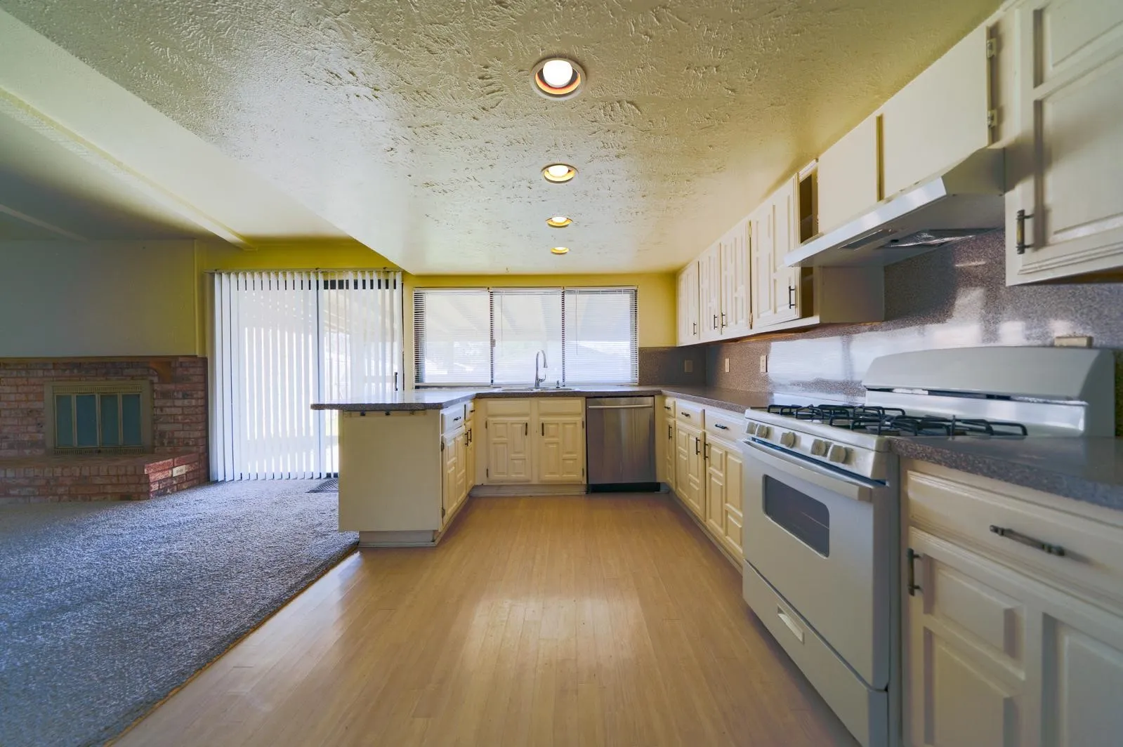 Single Family Residence For Rent in Dallas County , 6218 Fallbrook Drive, Garland, Texas 75043, 3 Bedroom, 2 Bathroom, 2 Garage spaces, 1,965 Sqft, built in 1977, mls#21393250, Real Estate Agent in Garland, Homes For Rent in Dallas county, Homes For Rent in Garland, Realtor in Garland Texas, Real Estate Brokerage Independent Realty Texas, Luminita Cordes Realtor