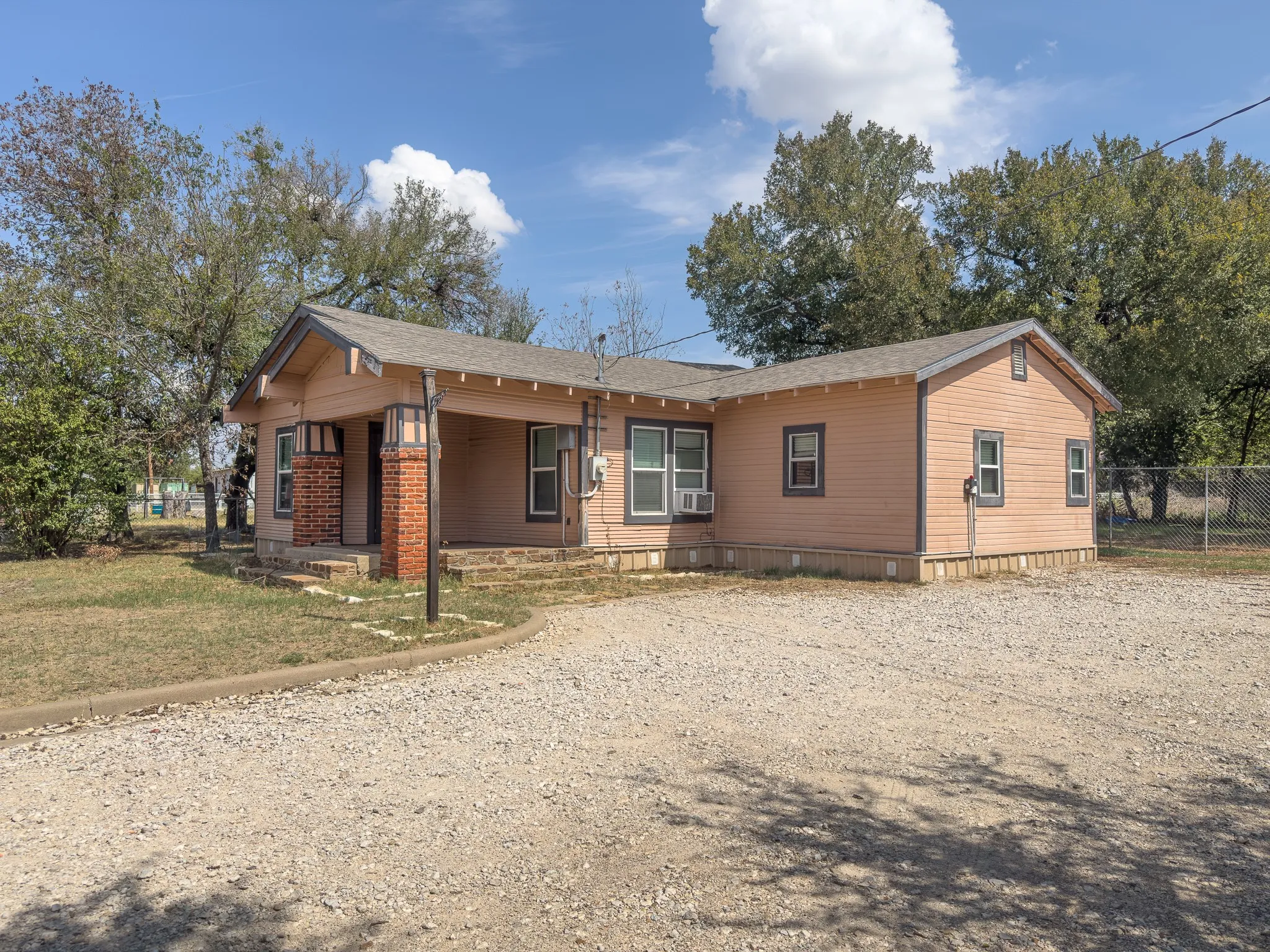 Single Family Residence For Sale in Palo Pinto County , 3304 Fm 1821, Mineral Wells, Texas 76067, 3 Bedroom, 2 Bathroom, Garage spaces, 1,535 Sqft, built in 1949, mls#21393262, Real Estate Agent in Mineral Wells, Homes For Sale in Palo Pinto county, Homes For Sale in Mineral Wells, Realtor in Mineral Wells Texas, Real Estate Brokerage Independent Realty Texas, Luminita Cordes Realtor