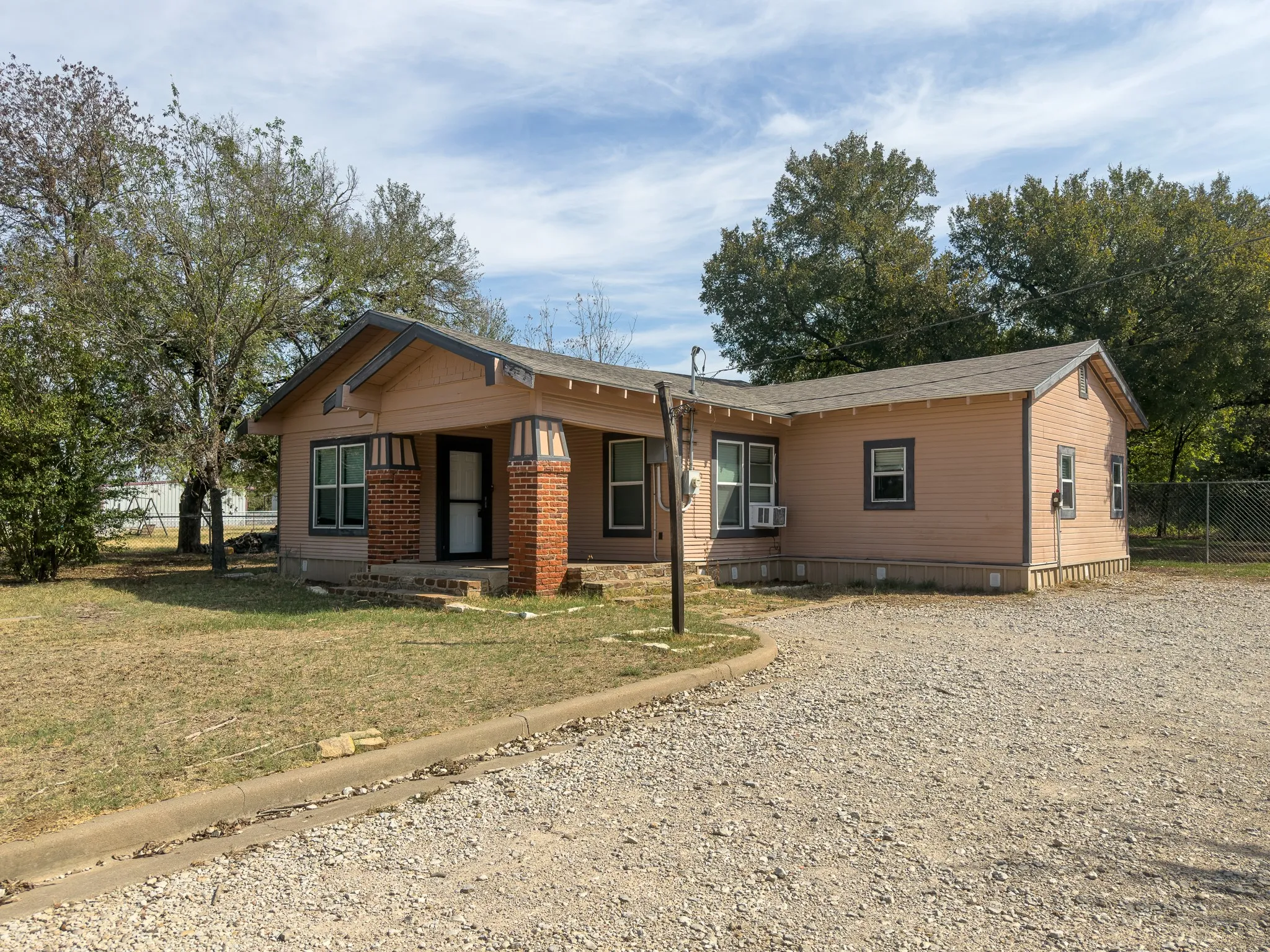 Single Family Residence For Sale in Palo Pinto County , 3304 Fm 1821, Mineral Wells, Texas 76067, 3 Bedroom, 2 Bathroom, Garage spaces, 1,535 Sqft, built in 1949, mls#21393262, Real Estate Agent in Mineral Wells, Homes For Sale in Palo Pinto county, Homes For Sale in Mineral Wells, Realtor in Mineral Wells Texas, Real Estate Brokerage Independent Realty Texas, Luminita Cordes Realtor