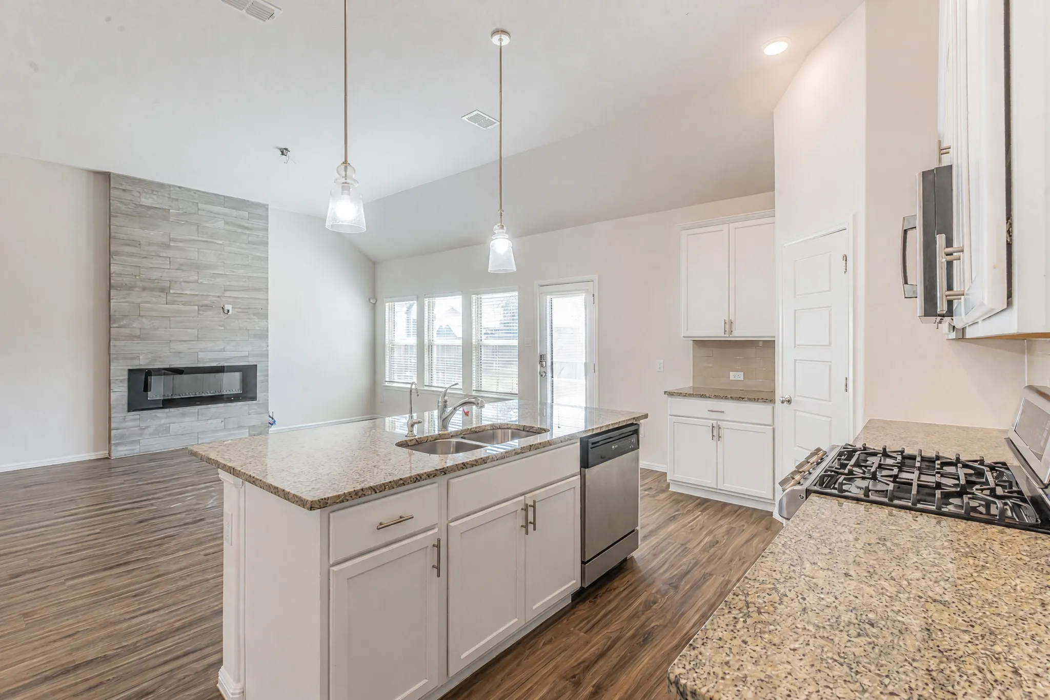 Single Family Residence For Sale in Denton County , 6010 Pensby Drive, Celina, Texas 76227, 4 Bedroom, 4 Bathroom, 2 Garage spaces, 2,921 Sqft, built in 2020, mls#21391780, Real Estate Agent in Celina, Homes For Sale in Denton county, Homes For Sale in Celina, Realtor in Celina Texas, Real Estate Brokerage Independent Realty Texas, Luminita Cordes Realtor