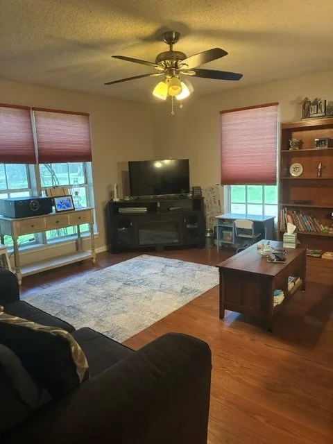 Retail For Sale in Johnson County , 102 E 14th Street, Joshua, Texas 76058, 0, 0, Garage spaces, 0 Sqft, built in 0, mls#21392987, Real Estate Agent in Joshua, Homes For Sale in Johnson county, Homes For Sale in Joshua, Realtor in Joshua Texas, Real Estate Brokerage Independent Realty Texas, Luminita Cordes Realtor