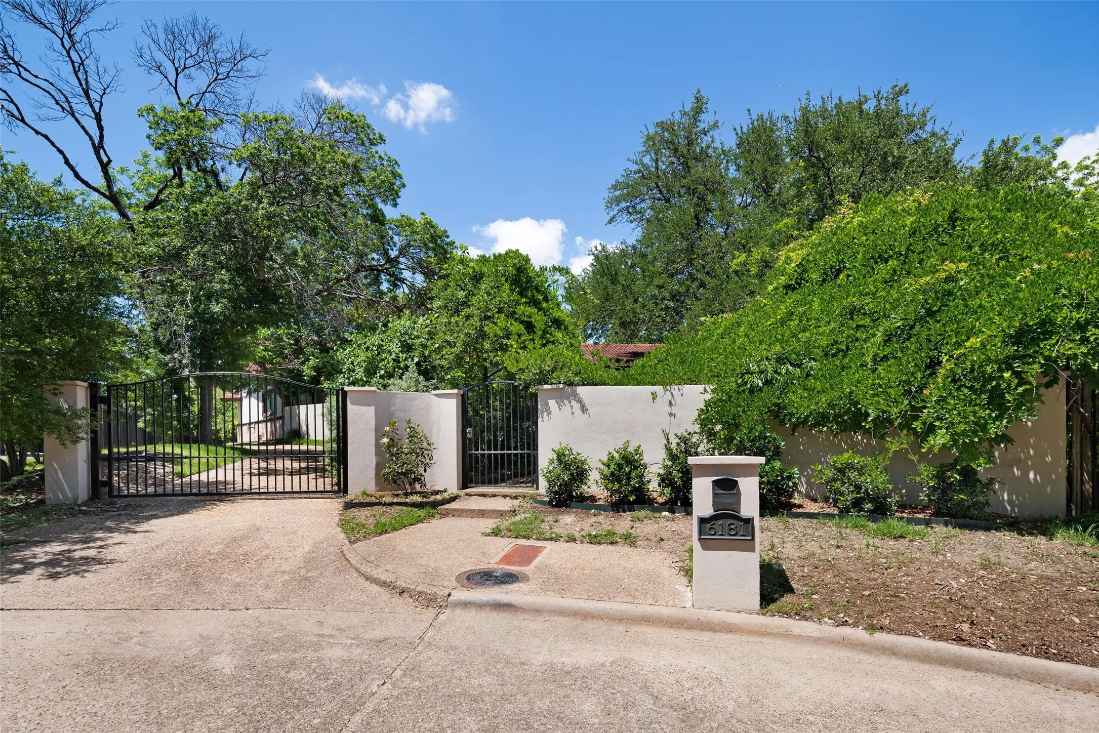 Single Family Residence For Sale in Dallas County , 6181 Preston Creek Court, Dallas, Texas 75240, 5 Bedroom, 7 Bathroom, 3 Garage spaces, 7,894 Sqft, built in 1971, mls#21389096, Real Estate Agent in Dallas, Homes For Sale in Dallas county, Homes For Sale in Dallas, Realtor in Dallas Texas, Real Estate Brokerage Independent Realty Texas, Luminita Cordes Realtor