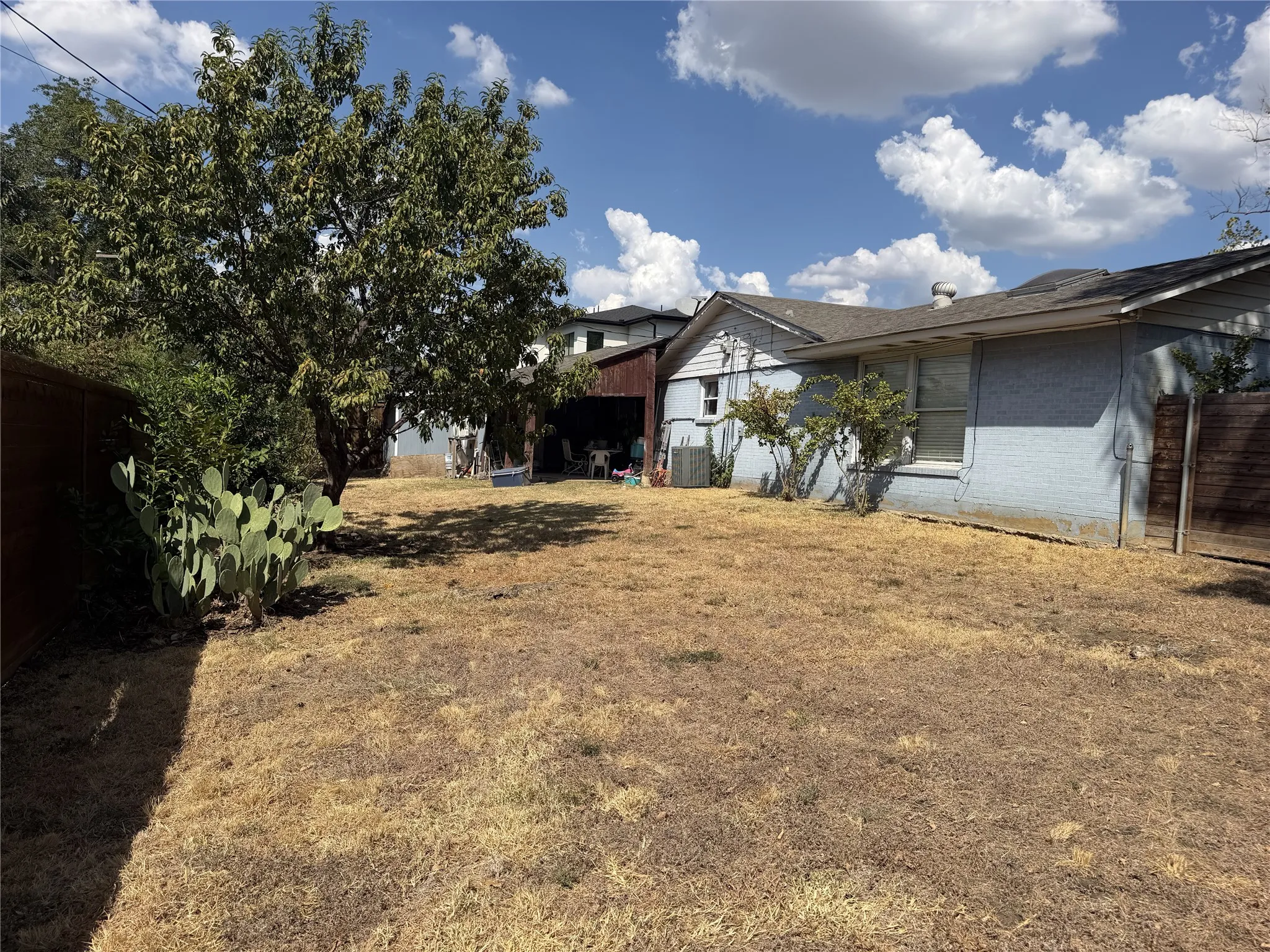 Single Family Residence For Sale in Dallas County , 10149 Marsh Lane, Dallas, Texas 75229, 4 Bedroom, 2 Bathroom, 2 Garage spaces, 1,839 Sqft, built in 1955, mls#21393278, Real Estate Agent in Dallas, Homes For Sale in Dallas county, Homes For Sale in Dallas, Realtor in Dallas Texas, Real Estate Brokerage Independent Realty Texas, Luminita Cordes Realtor