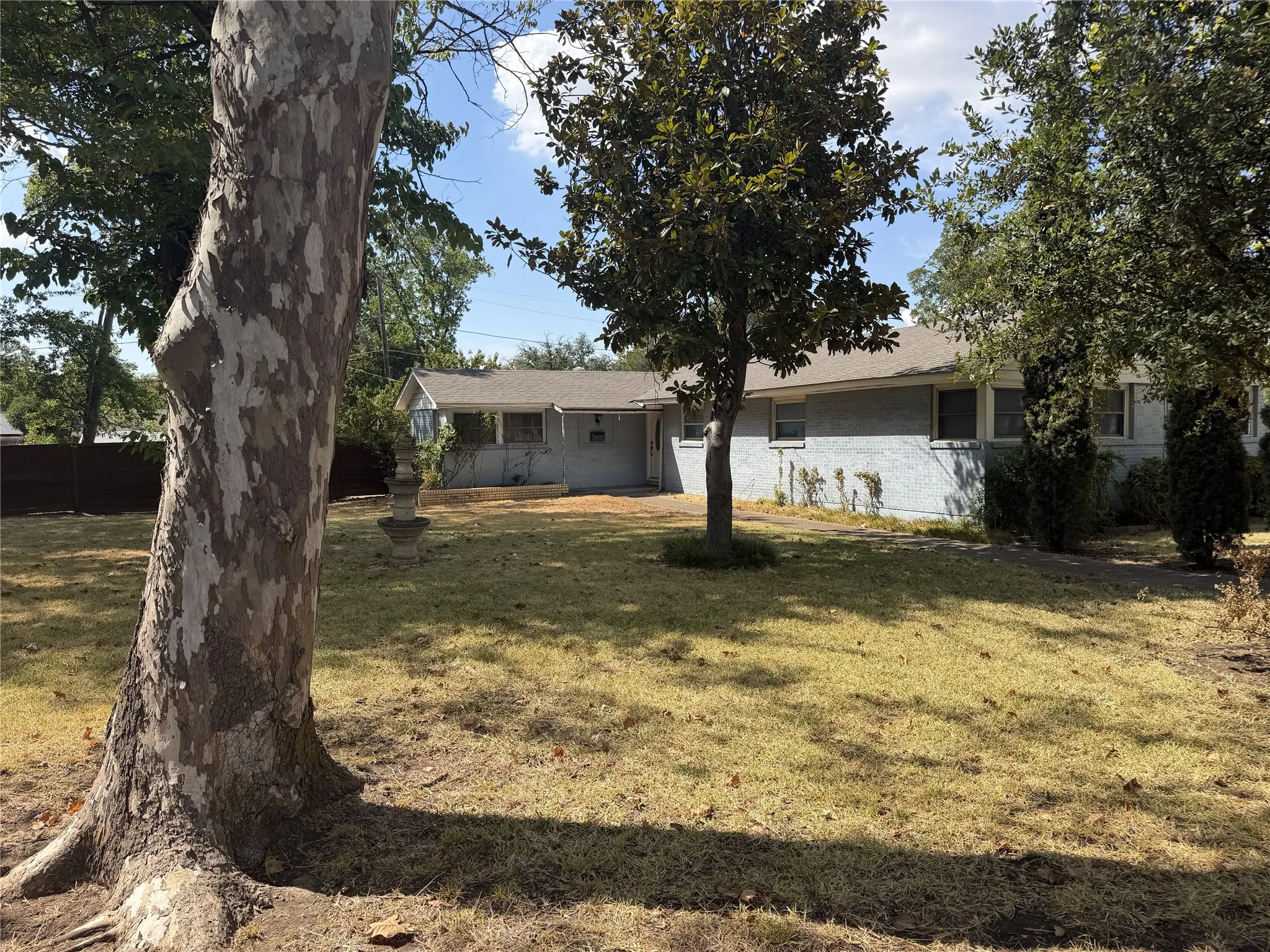 Single Family Residence For Sale in Dallas County , 10149 Marsh Lane, Dallas, Texas 75229, 4 Bedroom, 2 Bathroom, 2 Garage spaces, 1,839 Sqft, built in 1955, mls#21393278, Real Estate Agent in Dallas, Homes For Sale in Dallas county, Homes For Sale in Dallas, Realtor in Dallas Texas, Real Estate Brokerage Independent Realty Texas, Luminita Cordes Realtor