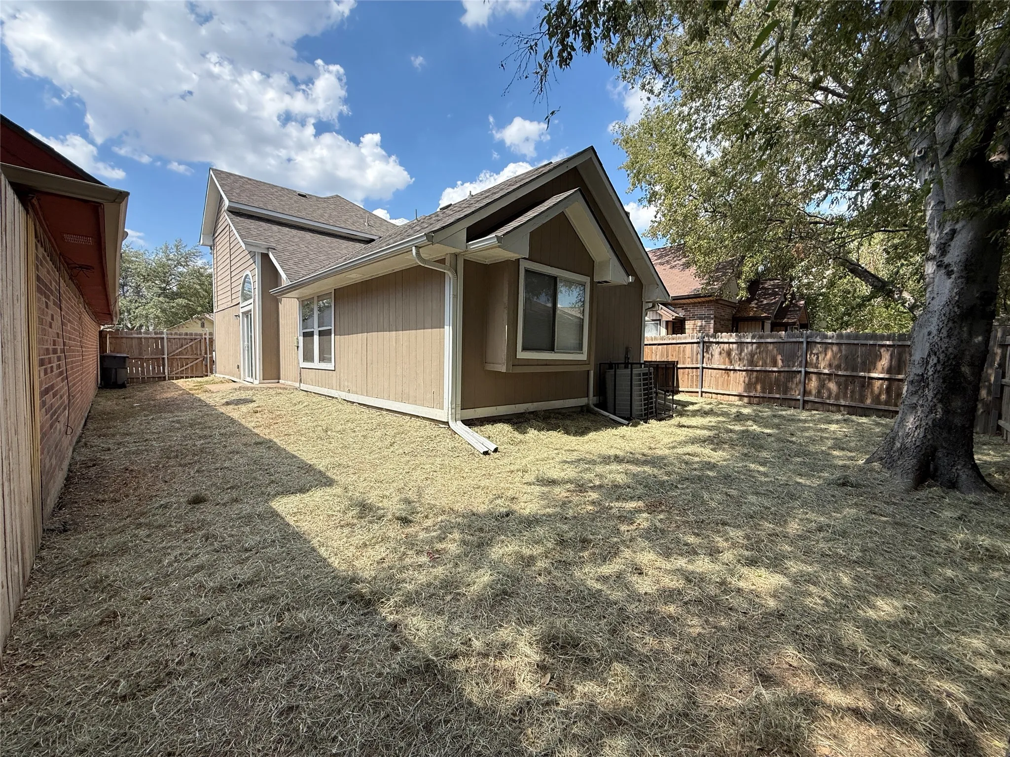 Single Family Residence For Rent in Dallas County , 4307 Scarsdale Lane, Dallas, Texas 75227, 3 Bedroom, 2 Bathroom, 2 Garage spaces, 1,600 Sqft, built in 1987, mls#21393288, Real Estate Agent in Dallas, Homes For Rent in Dallas county, Homes For Rent in Dallas, Realtor in Dallas Texas, Real Estate Brokerage Independent Realty Texas, Luminita Cordes Realtor