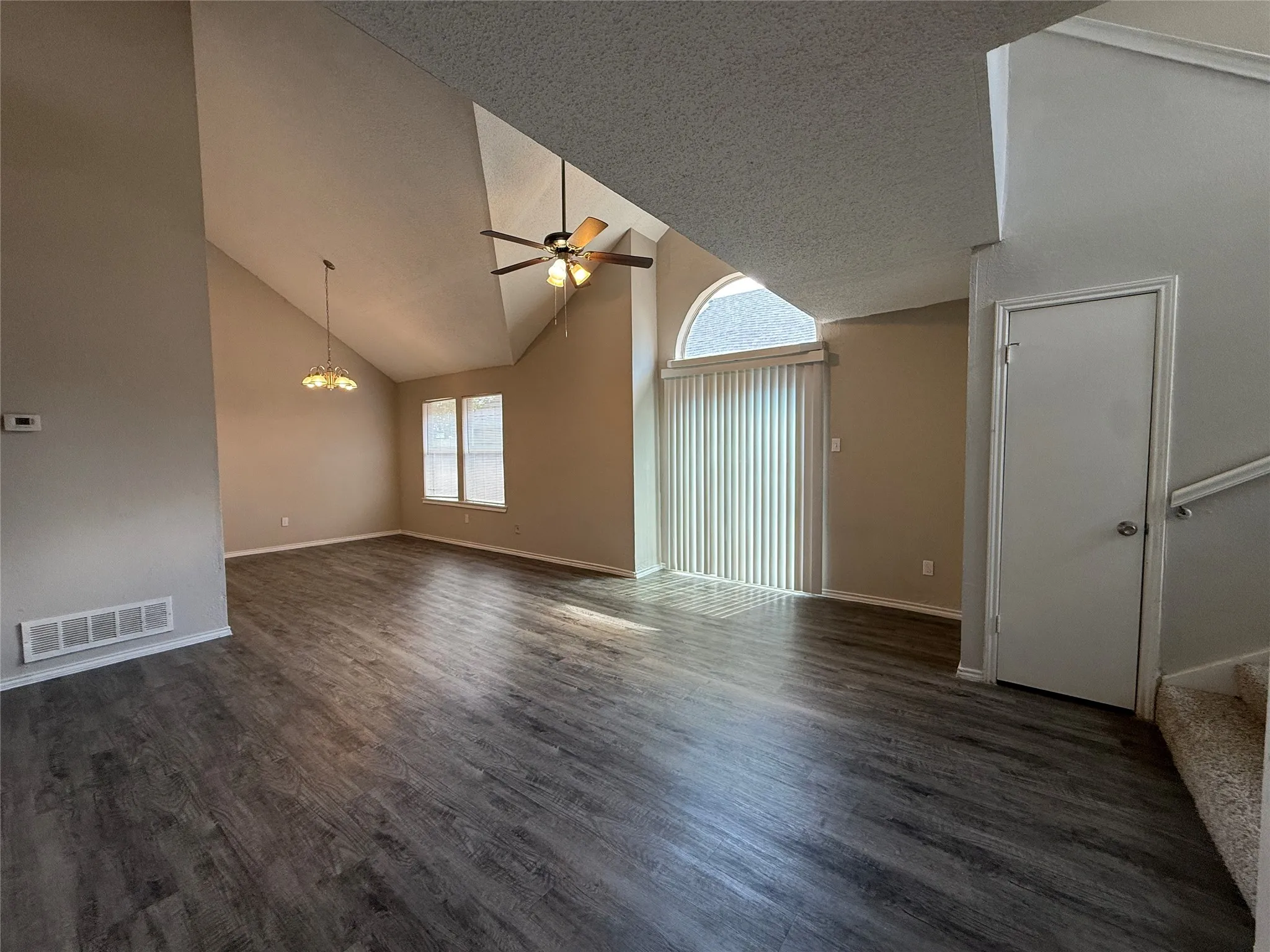 Single Family Residence For Rent in Dallas County , 4307 Scarsdale Lane, Dallas, Texas 75227, 3 Bedroom, 2 Bathroom, 2 Garage spaces, 1,600 Sqft, built in 1987, mls#21393288, Real Estate Agent in Dallas, Homes For Rent in Dallas county, Homes For Rent in Dallas, Realtor in Dallas Texas, Real Estate Brokerage Independent Realty Texas, Luminita Cordes Realtor