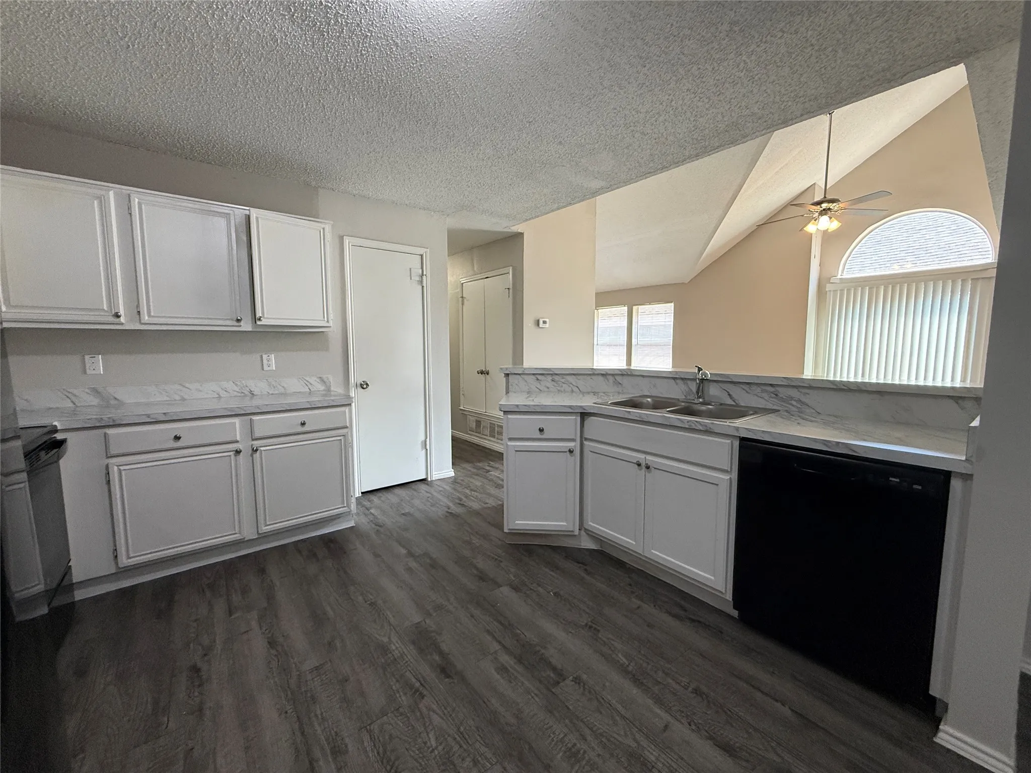 Single Family Residence For Rent in Dallas County , 4307 Scarsdale Lane, Dallas, Texas 75227, 3 Bedroom, 2 Bathroom, 2 Garage spaces, 1,600 Sqft, built in 1987, mls#21393288, Real Estate Agent in Dallas, Homes For Rent in Dallas county, Homes For Rent in Dallas, Realtor in Dallas Texas, Real Estate Brokerage Independent Realty Texas, Luminita Cordes Realtor