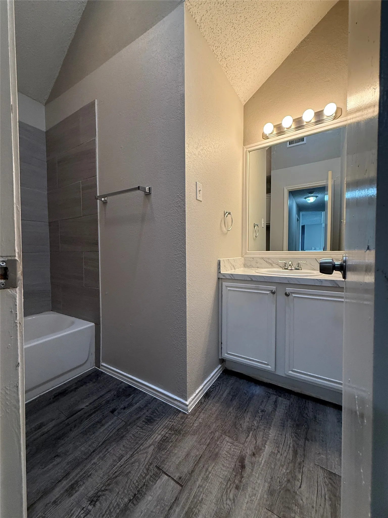 Single Family Residence For Rent in Dallas County , 4307 Scarsdale Lane, Dallas, Texas 75227, 3 Bedroom, 2 Bathroom, 2 Garage spaces, 1,600 Sqft, built in 1987, mls#21393288, Real Estate Agent in Dallas, Homes For Rent in Dallas county, Homes For Rent in Dallas, Realtor in Dallas Texas, Real Estate Brokerage Independent Realty Texas, Luminita Cordes Realtor