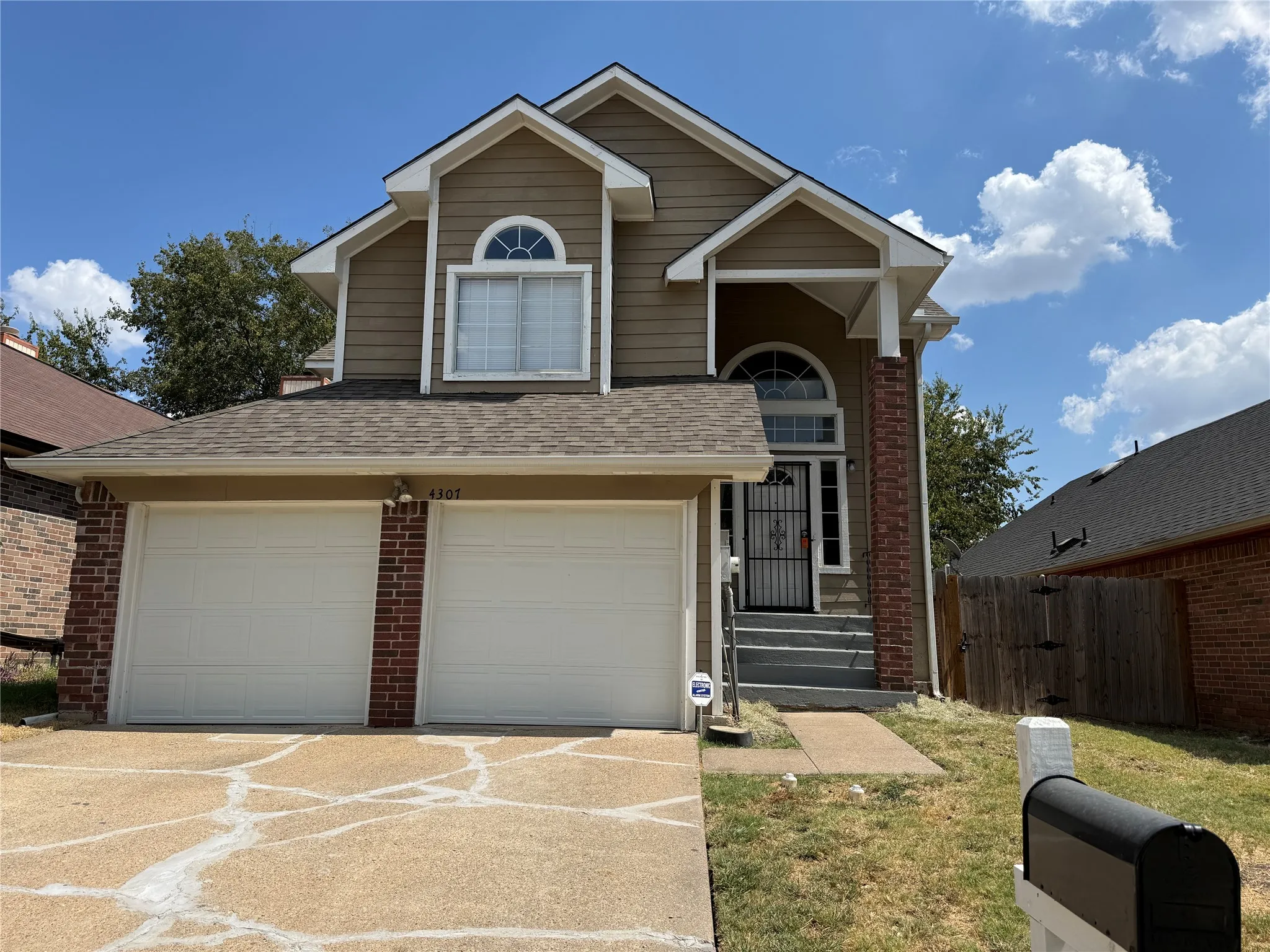 Single Family Residence For Rent in Dallas County , 4307 Scarsdale Lane, Dallas, Texas 75227, 3 Bedroom, 2 Bathroom, 2 Garage spaces, 1,600 Sqft, built in 1987, mls#21393288, Real Estate Agent in Dallas, Homes For Rent in Dallas county, Homes For Rent in Dallas, Realtor in Dallas Texas, Real Estate Brokerage Independent Realty Texas, Luminita Cordes Realtor